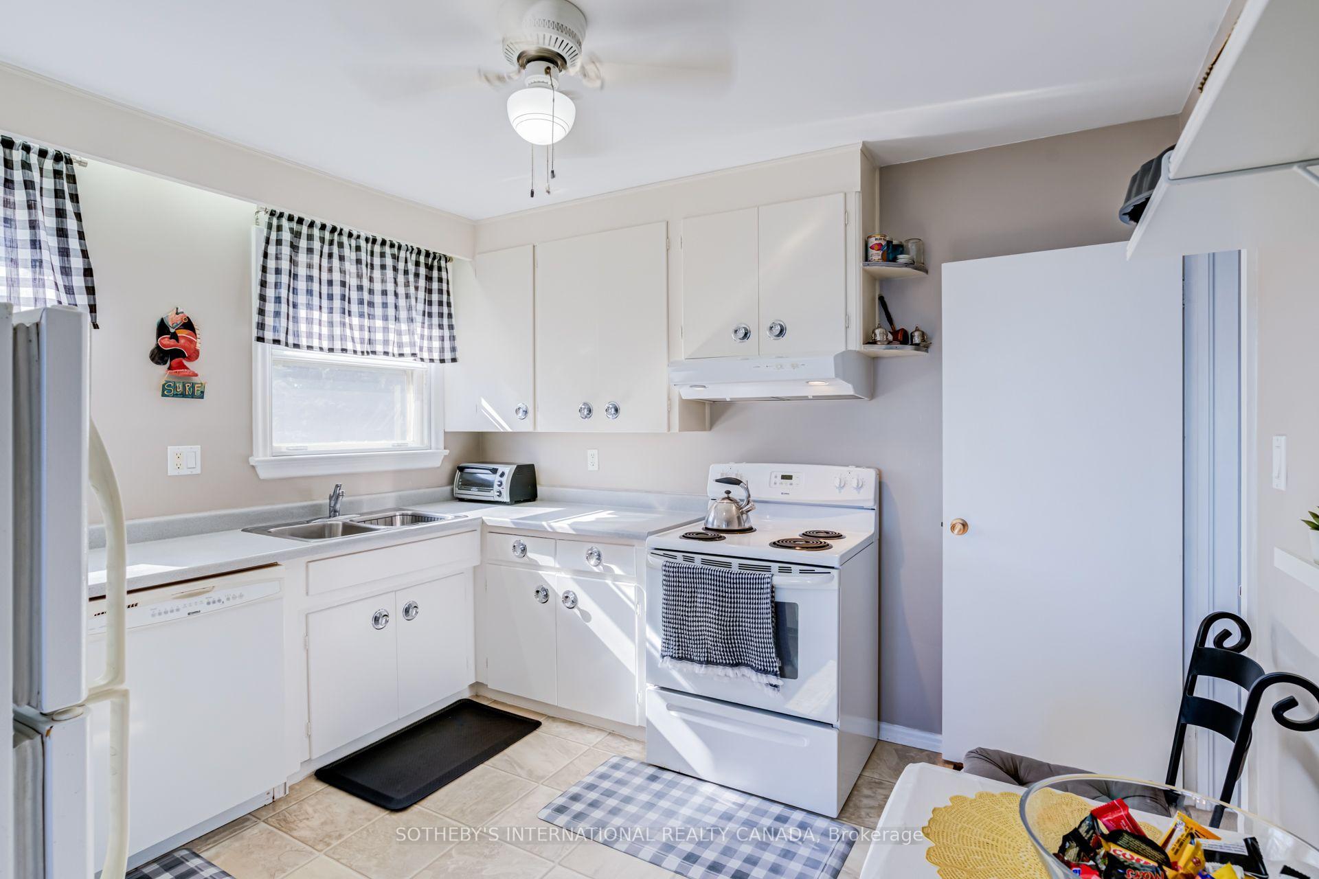 Photo 14 of 407 Lake Promenade, Etobicoke, Long Branch — HOMEH