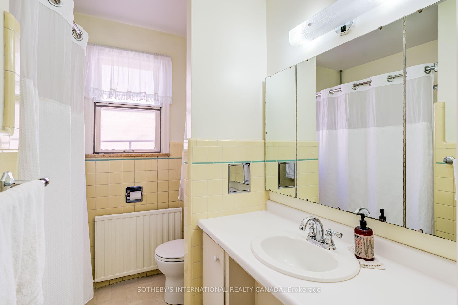 Photo 19 of 407 Lake Promenade, Etobicoke, Long Branch — HOMEH