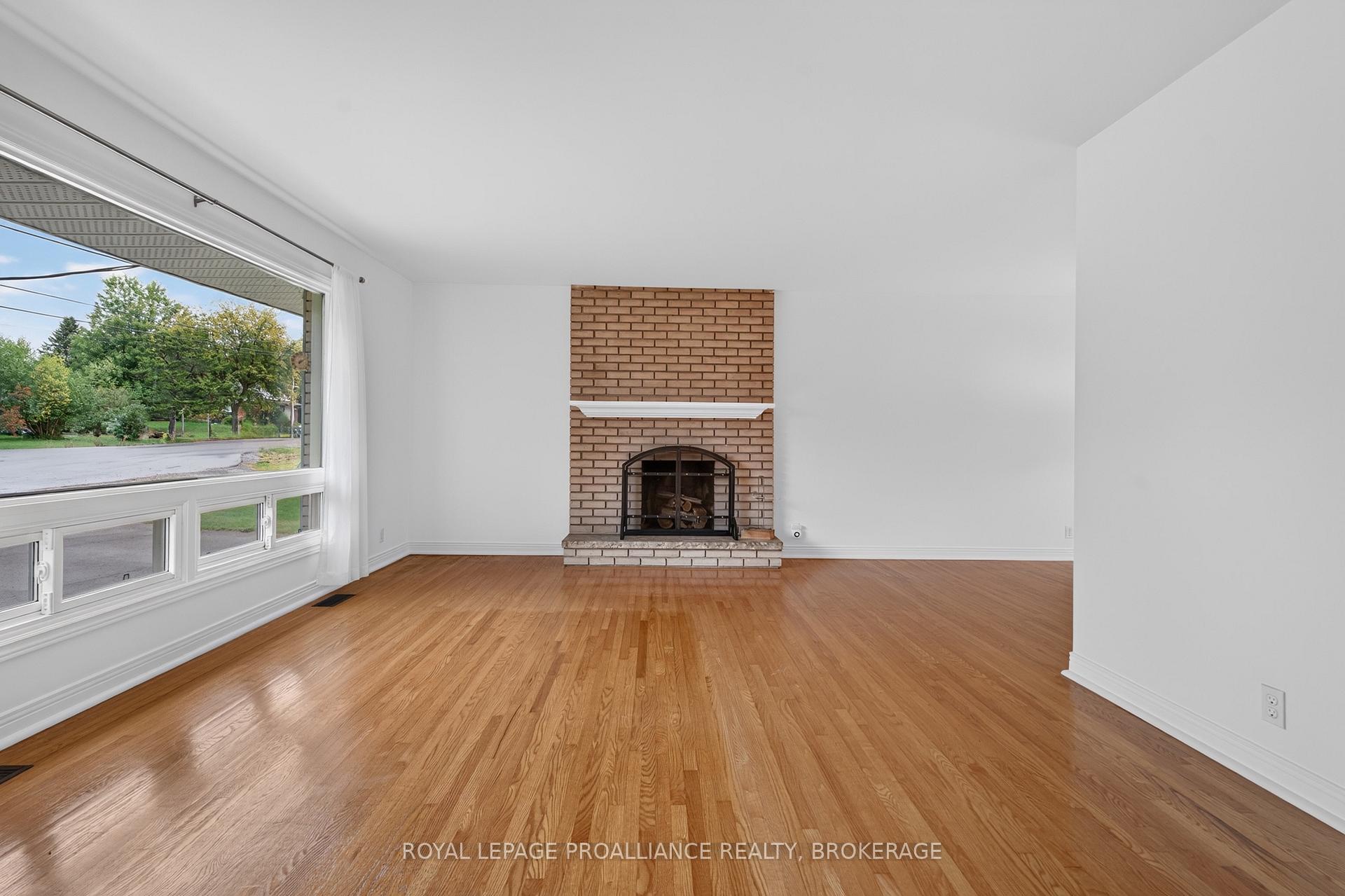 Photo 4 of 935 McKnight Road, Kingston, Kingston East (Incl CFB Kingston) — HOMEH