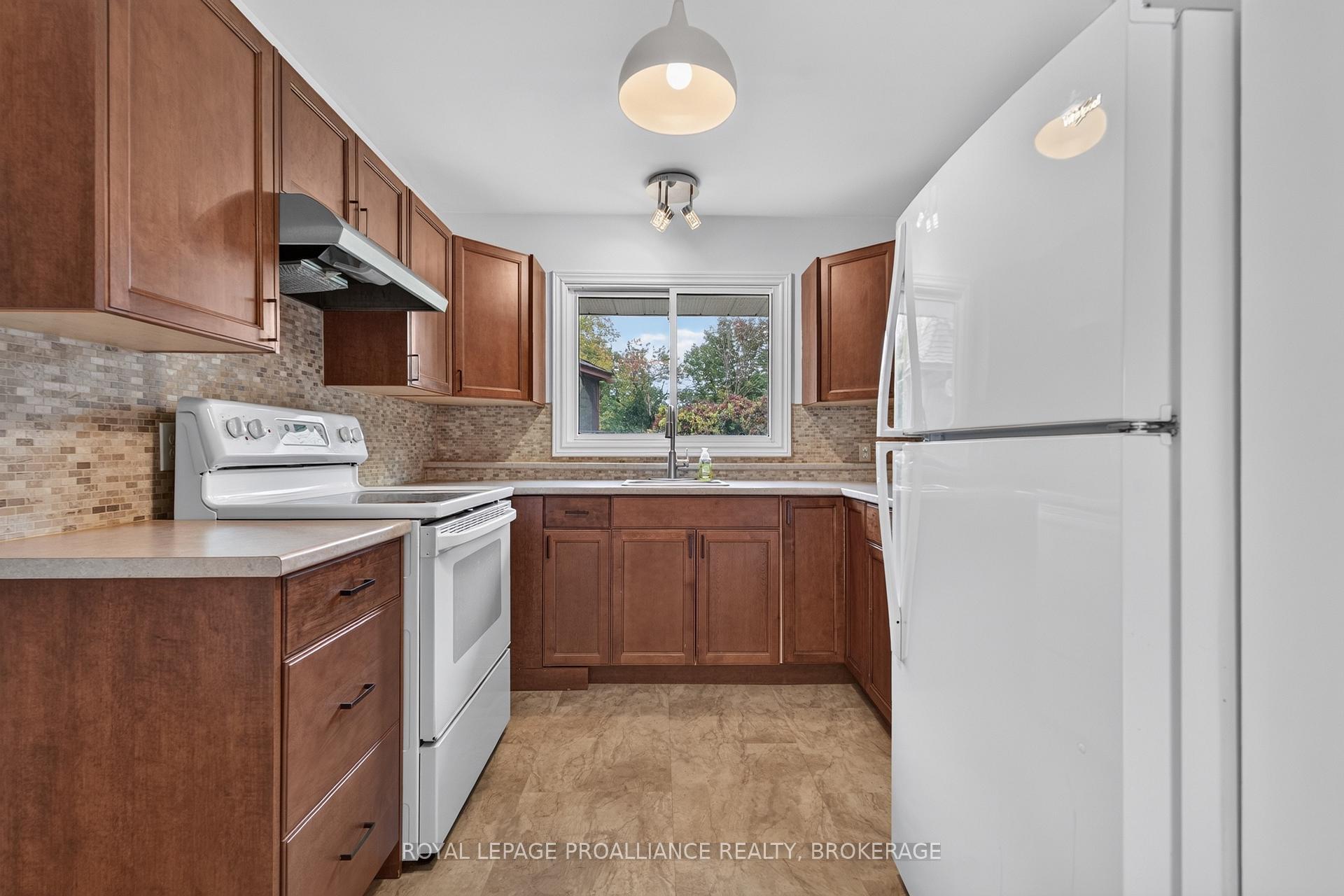 Photo 10 of 935 McKnight Road, Kingston, Kingston East (Incl CFB Kingston) — HOMEH