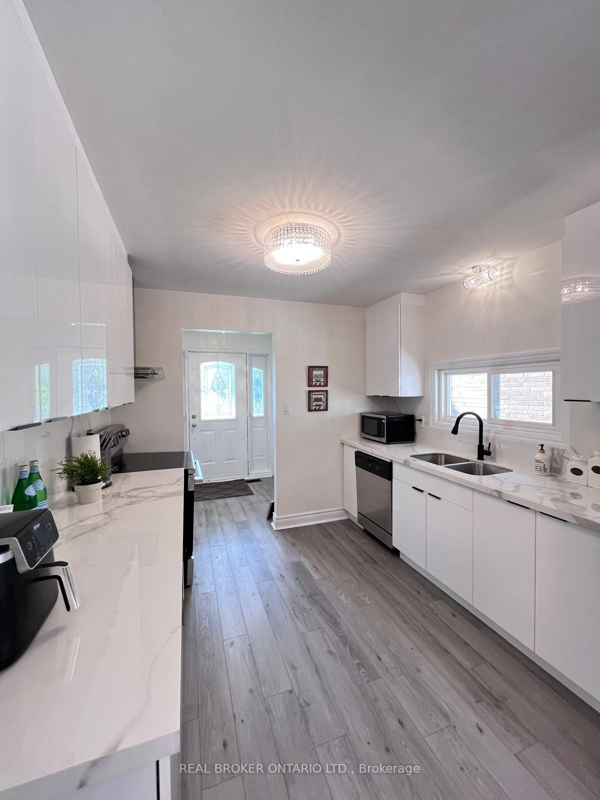 Photo 4 of 105 Fred Varley Drive, Markham, Unionville — HOMEH