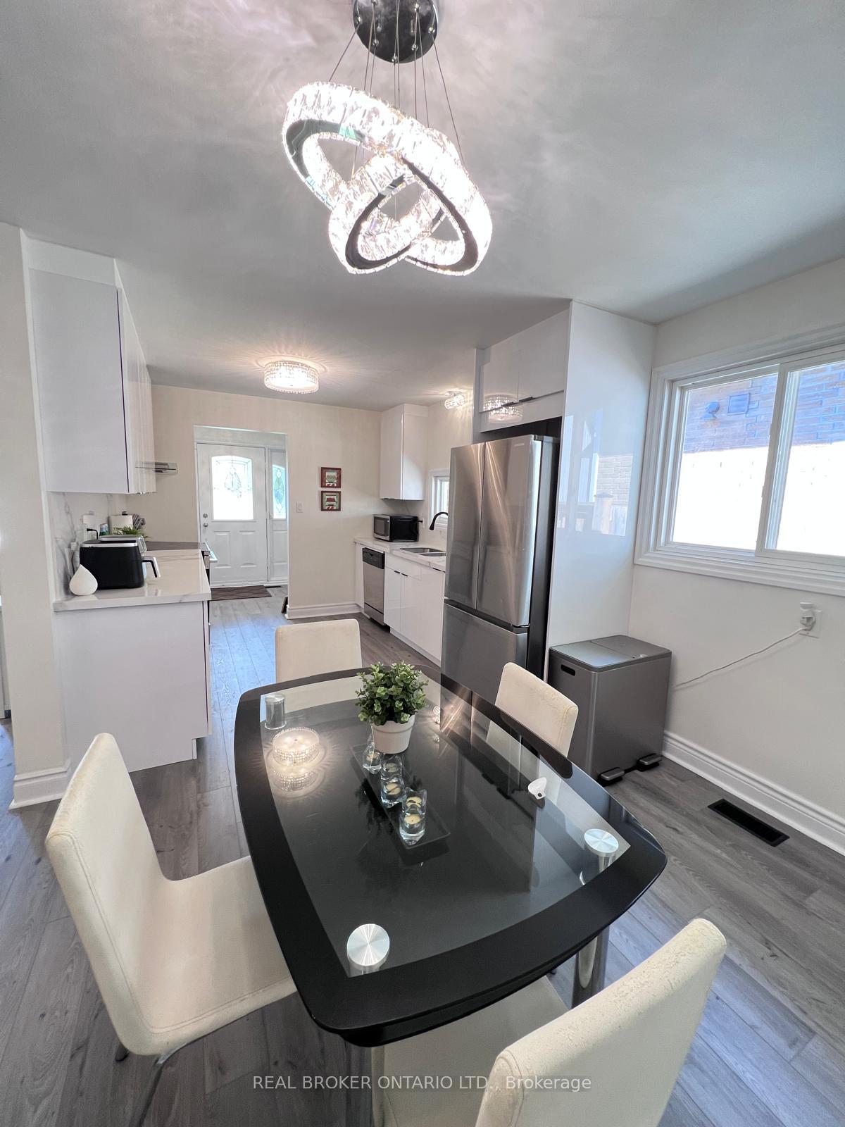 Photo 5 of 105 Fred Varley Drive, Markham, Unionville — HOMEH