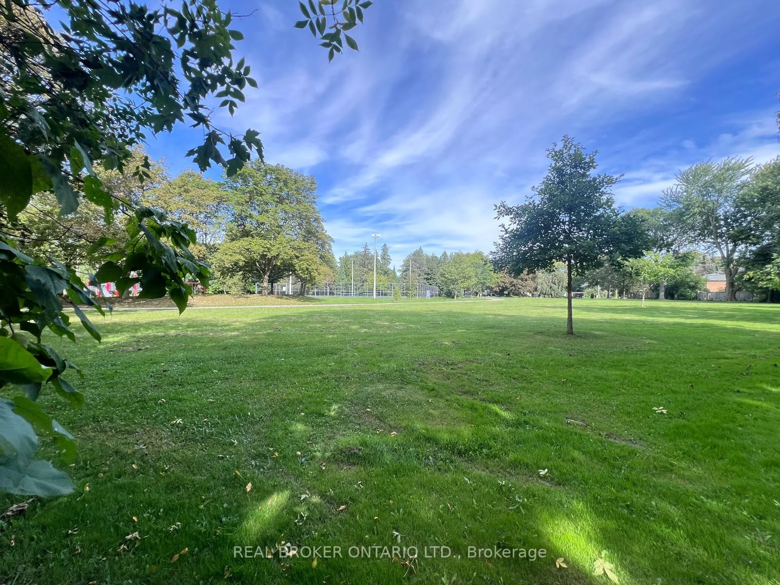 Photo 18 of 105 Fred Varley Drive, Markham, Unionville — HOMEH