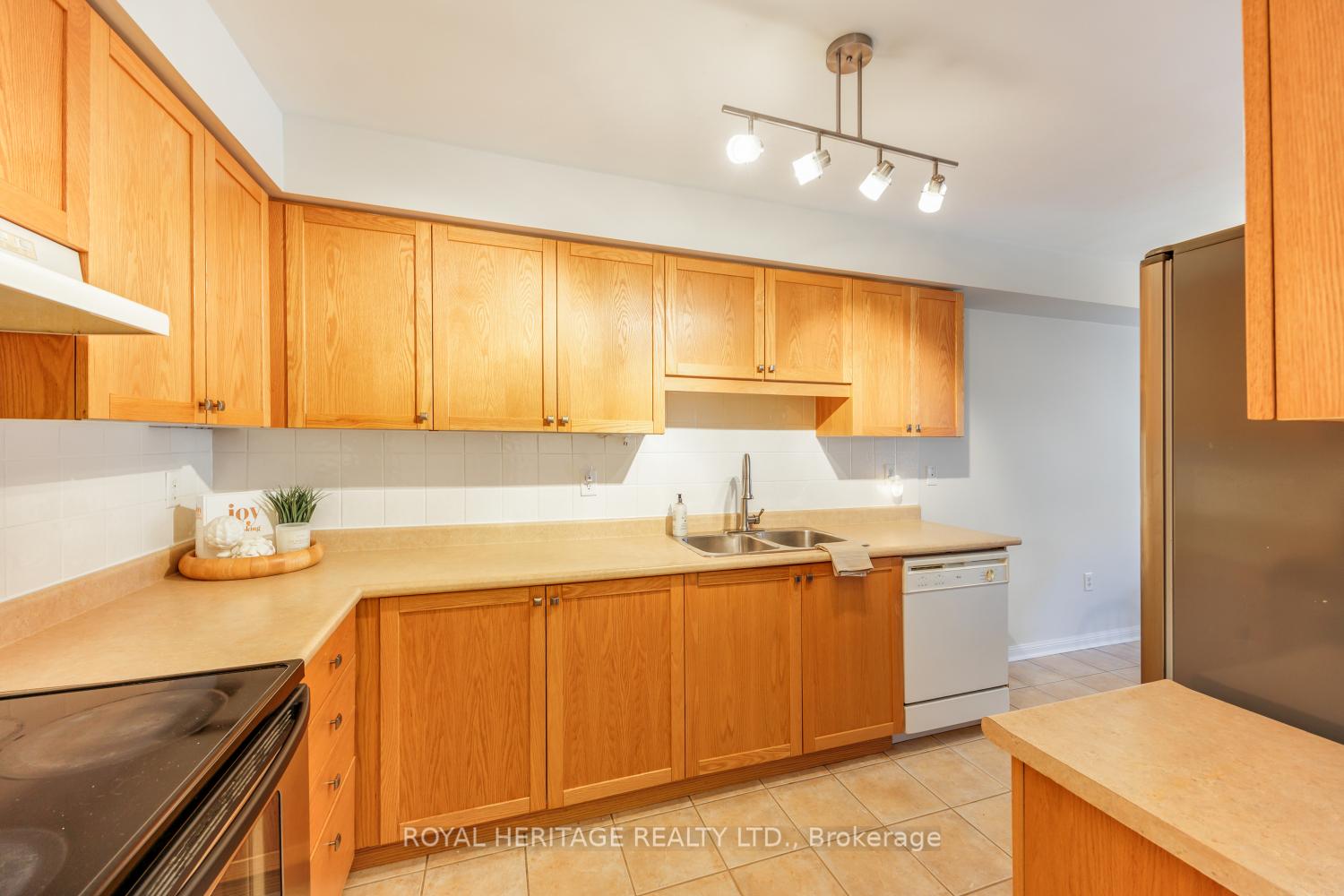 Photo 8 of 41 Toscana Drive, Whitby, Taunton North — HOMEH