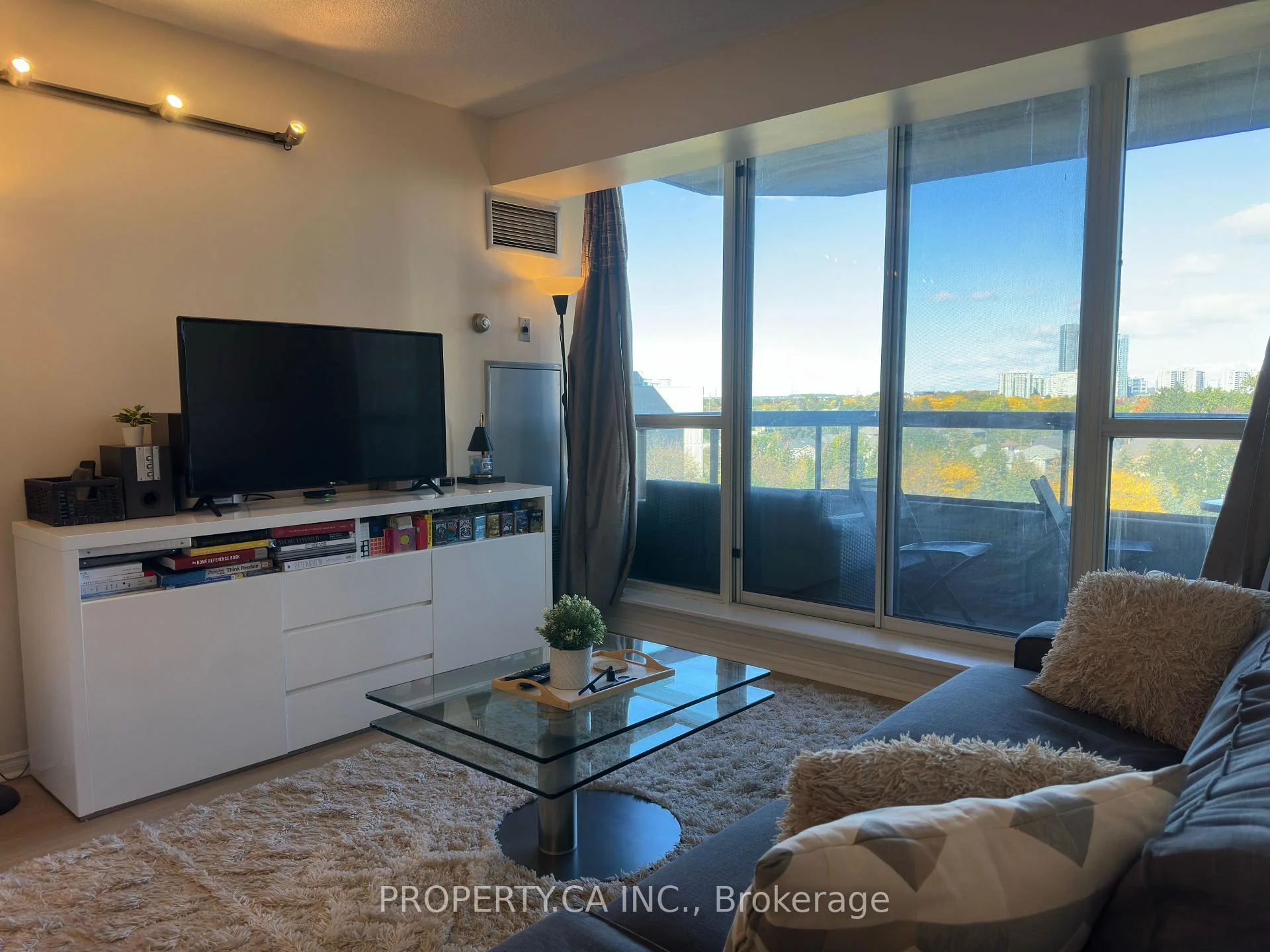 Photo 7 of Unit 701, 91 Townsgate Drive, Vaughan, Crestwood-Springfarm-Yorkhill — HOMEH