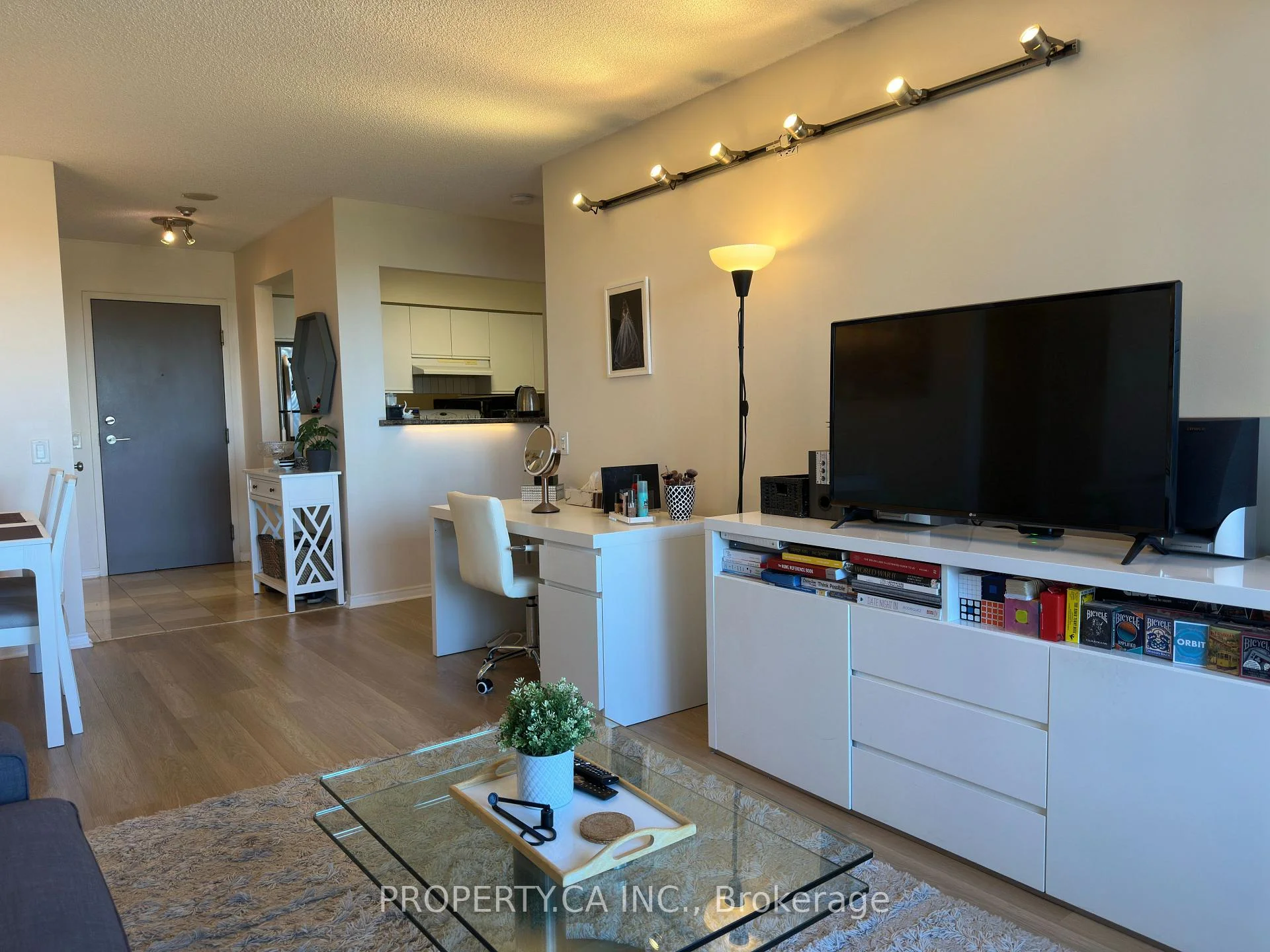 Photo 9 of Unit 701, 91 Townsgate Drive, Vaughan, Crestwood-Springfarm-Yorkhill — HOMEH