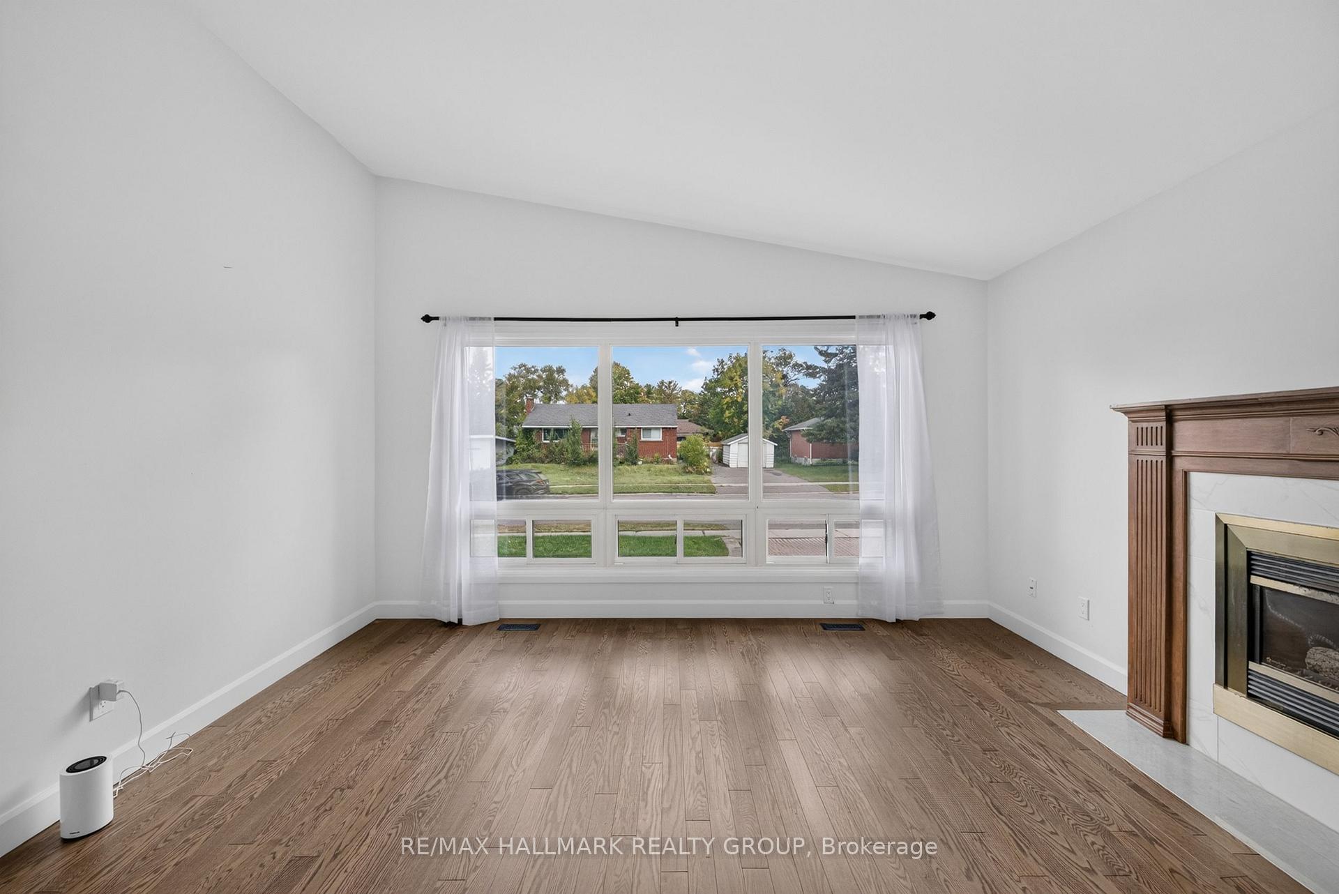 Photo 10 of 114 Meadowlands Drive W, Ottawa, Meadowlands/Crestview — HOMEH