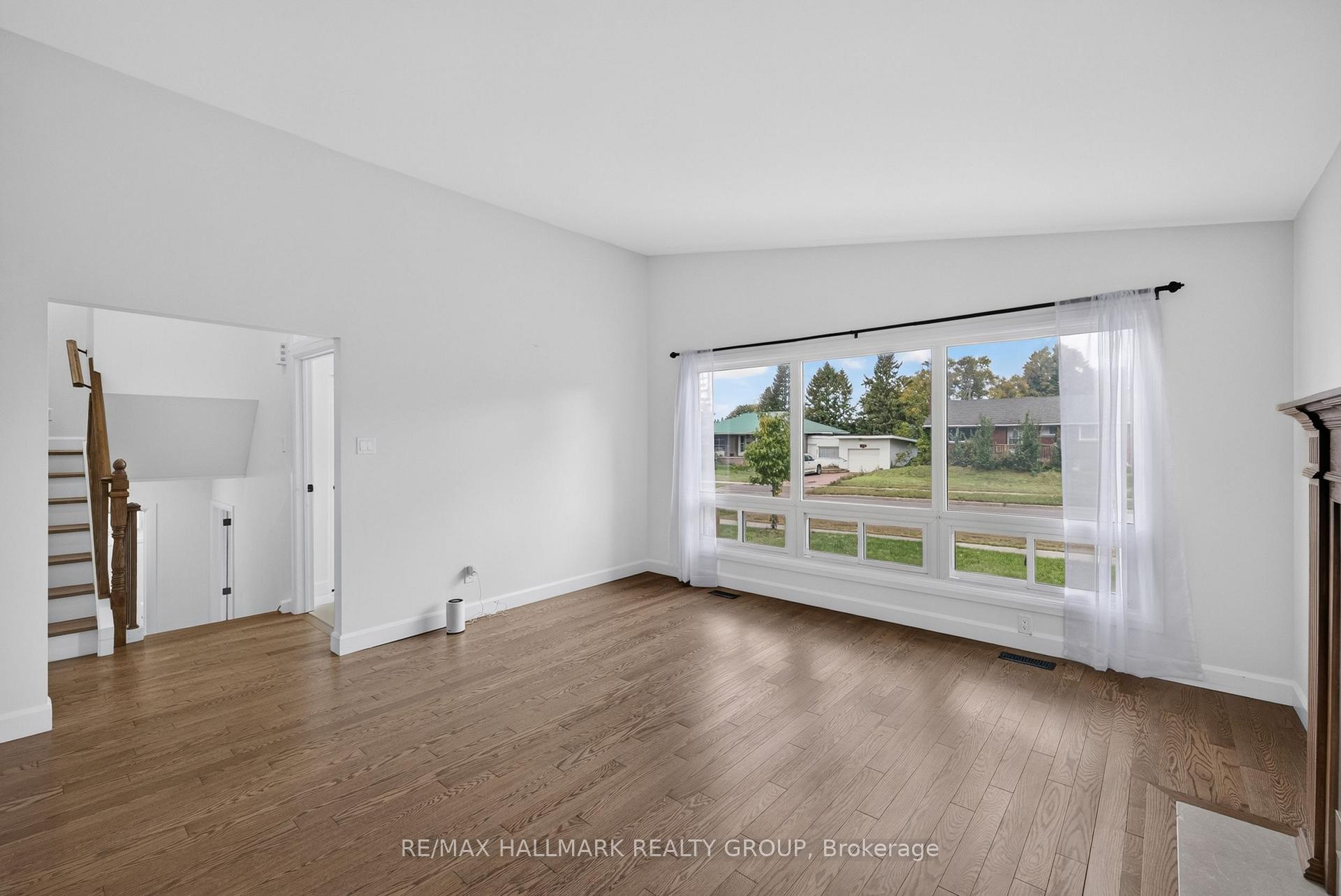 Photo 11 of 114 Meadowlands Drive W, Ottawa, Meadowlands/Crestview — HOMEH