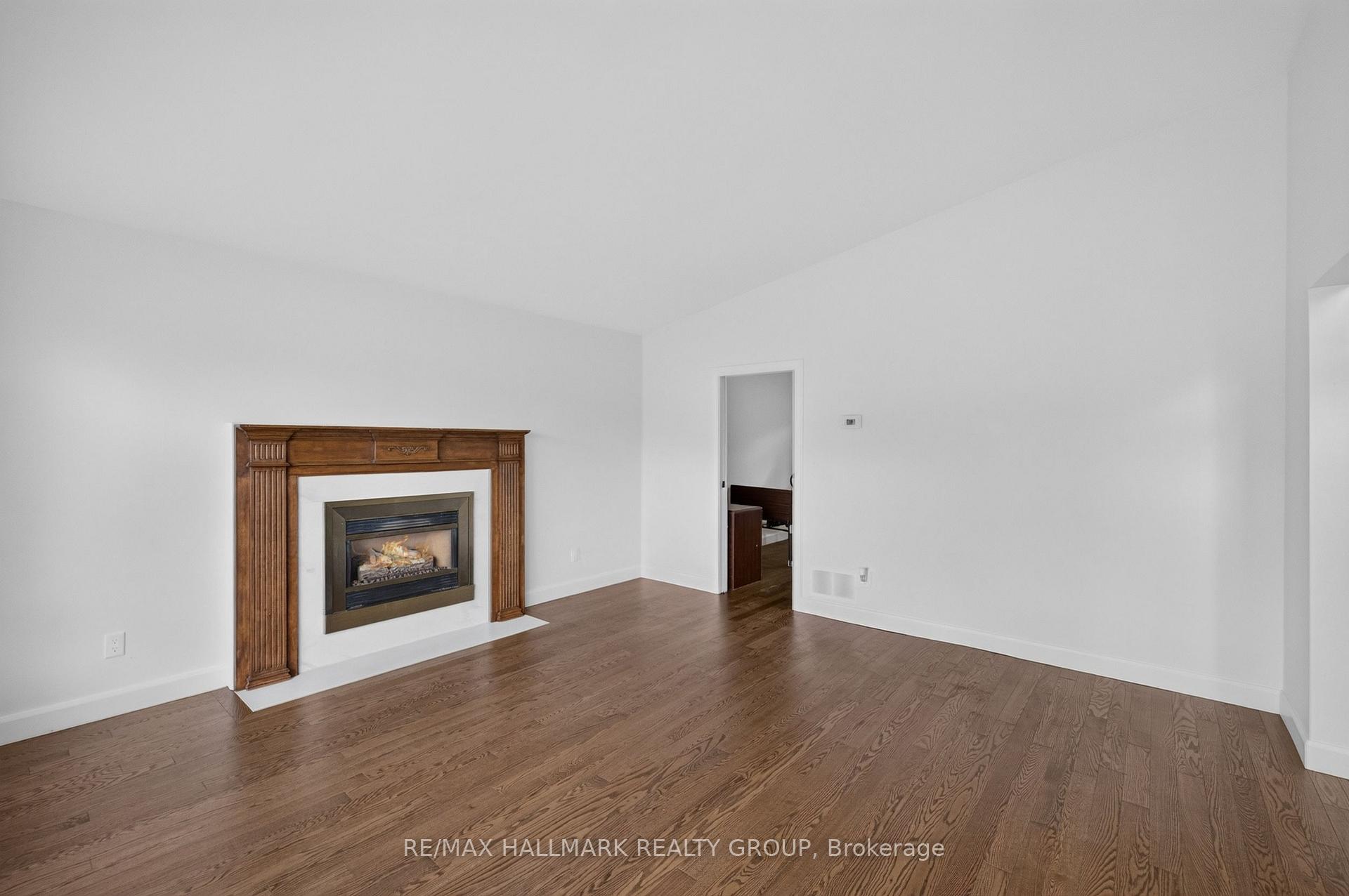 Photo 12 of 114 Meadowlands Drive W, Ottawa, Meadowlands/Crestview — HOMEH