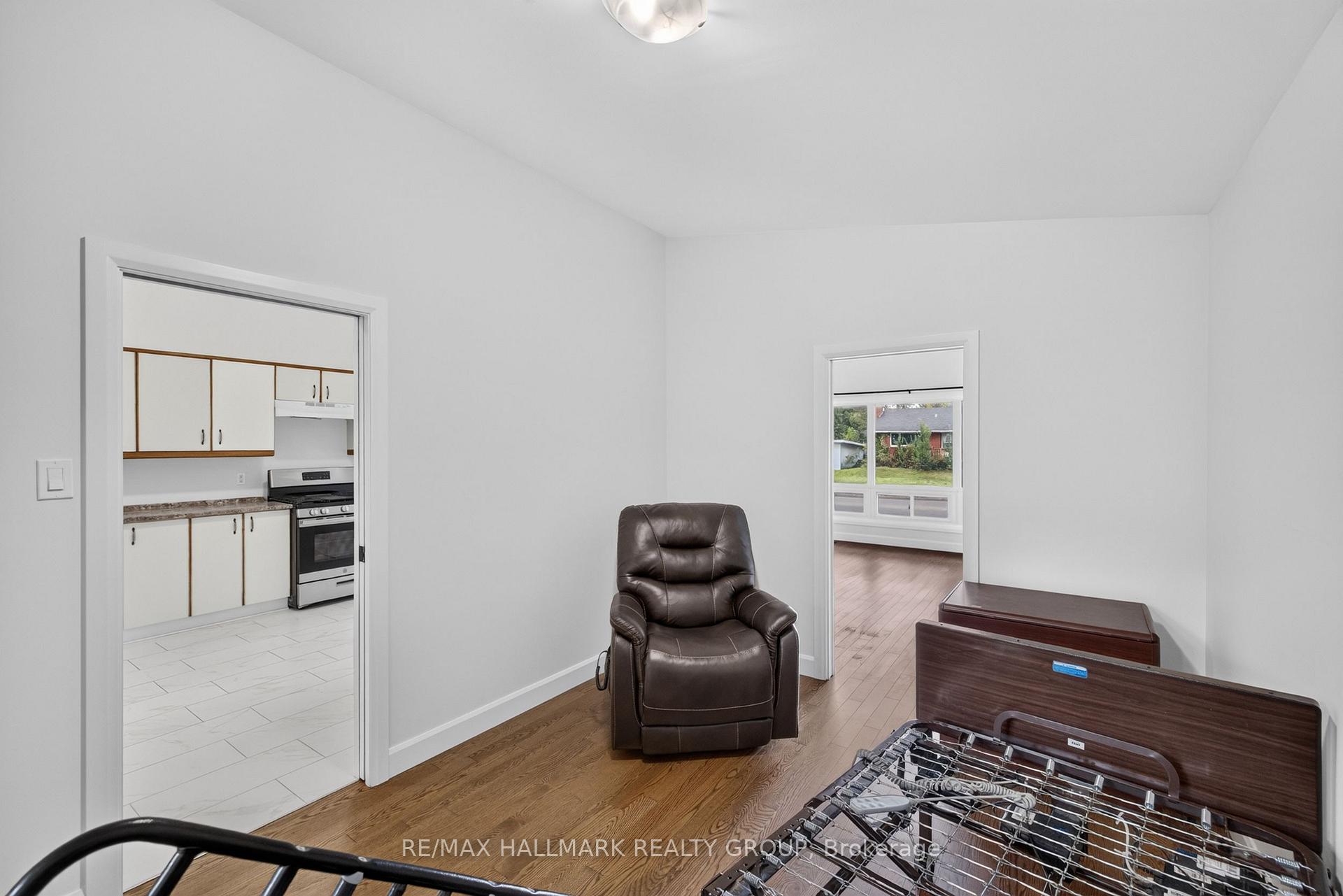 Photo 14 of 114 Meadowlands Drive W, Ottawa, Meadowlands/Crestview — HOMEH