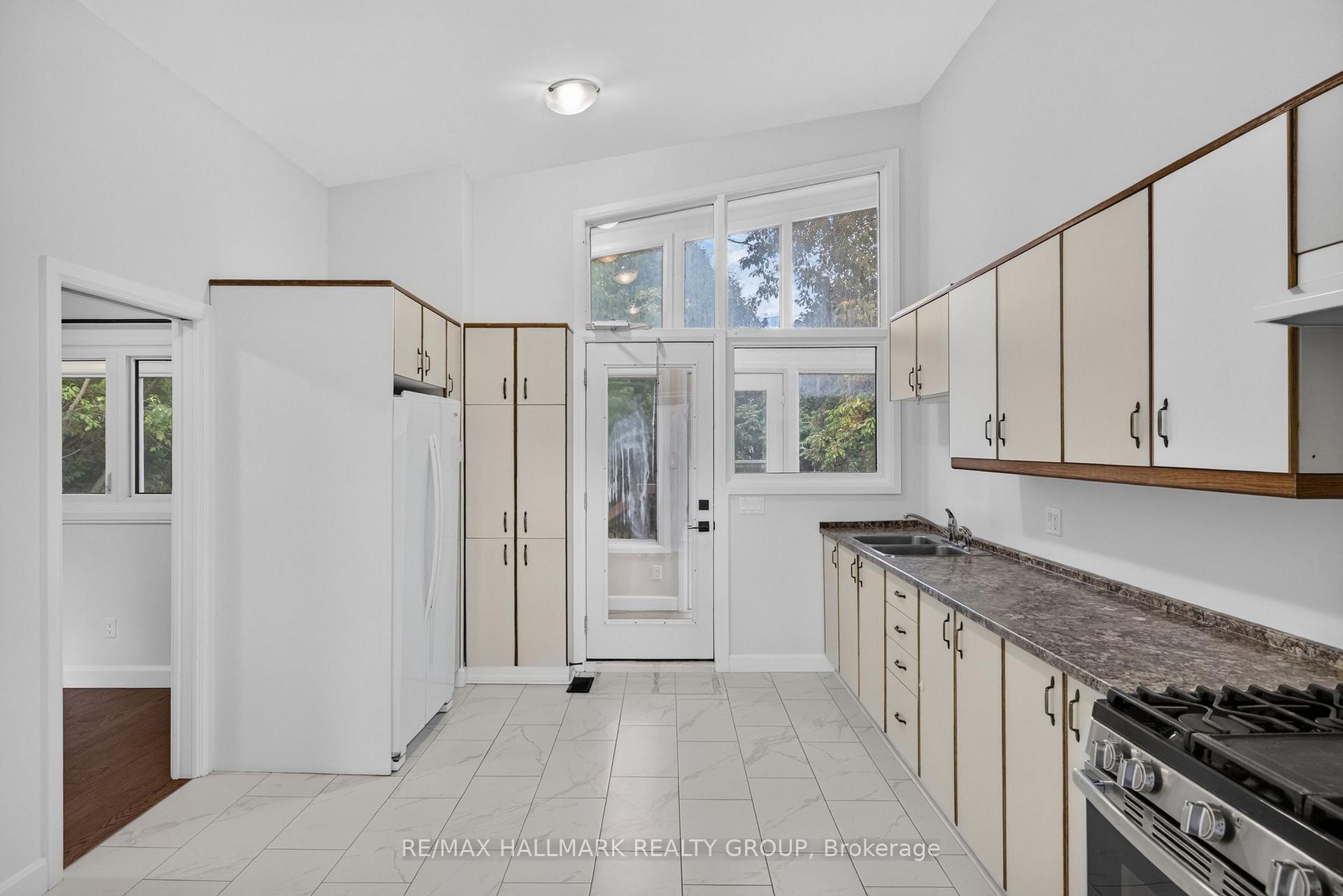 Photo 16 of 114 Meadowlands Drive W, Ottawa, Meadowlands/Crestview — HOMEH