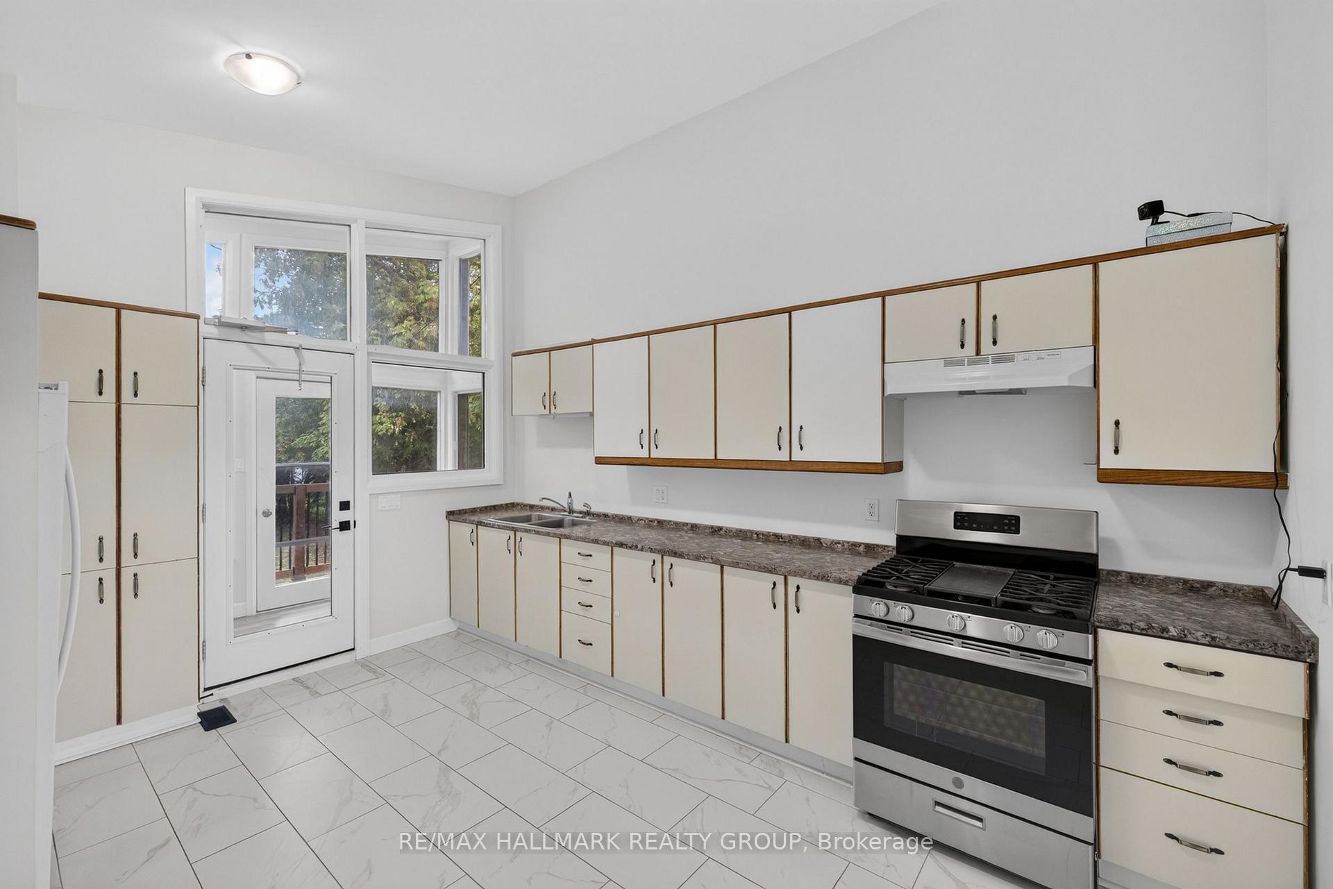 Photo 17 of 114 Meadowlands Drive W, Ottawa, Meadowlands/Crestview — HOMEH