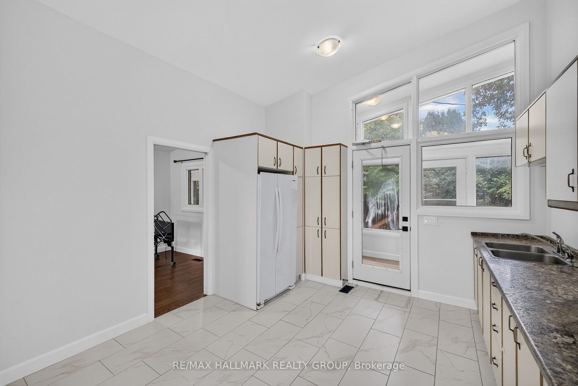 Photo 18 of 114 Meadowlands Drive W, Ottawa, Meadowlands/Crestview — HOMEH