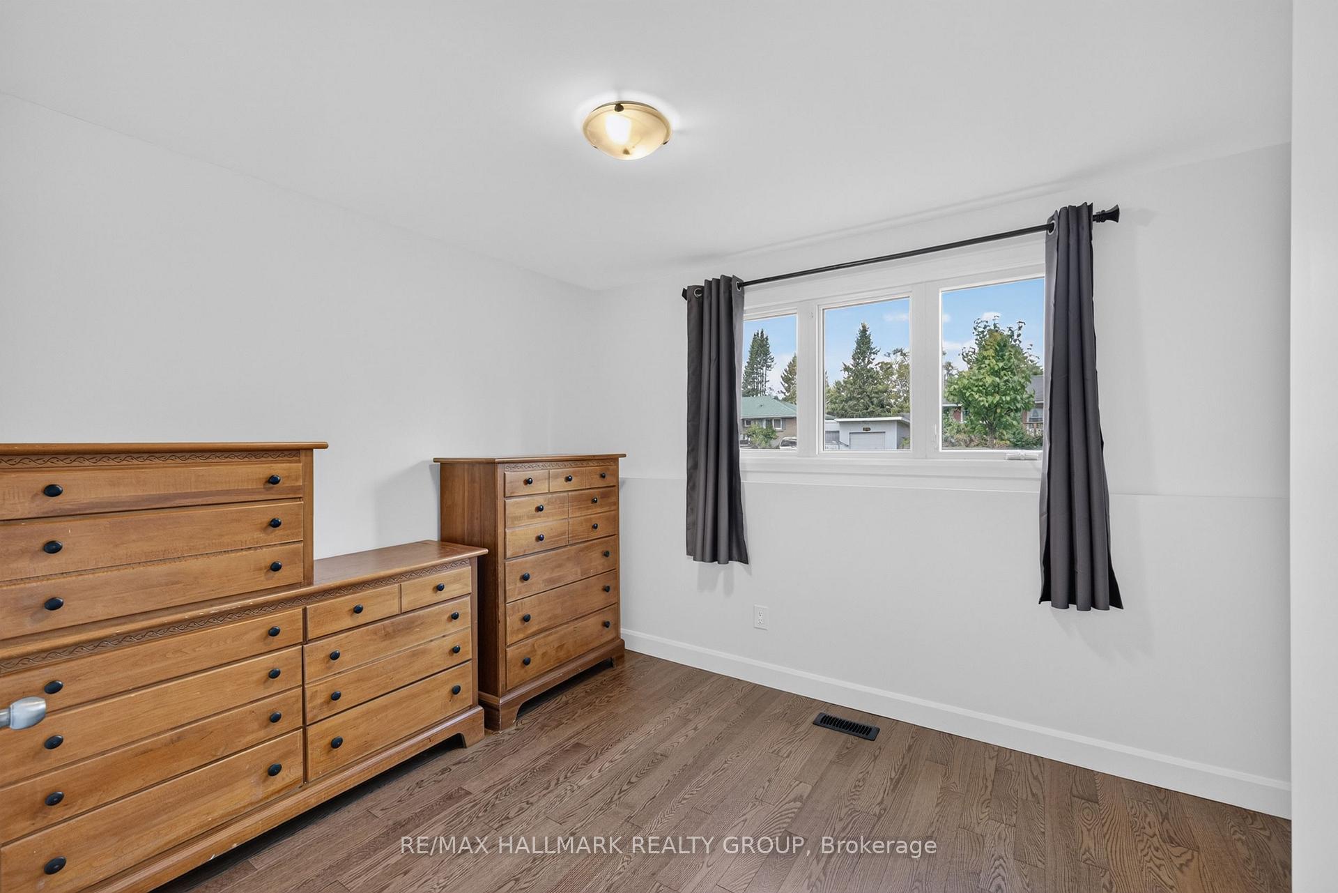 Photo 31 of 114 Meadowlands Drive W, Ottawa, Meadowlands/Crestview — HOMEH