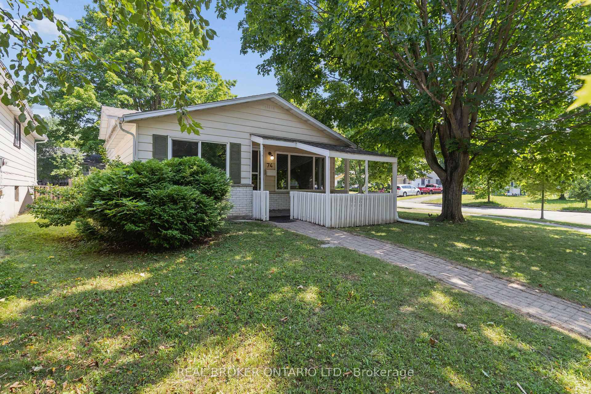 Photo 4 of 74 Helene Crescent, Waterloo, Beechwood — HOMEH