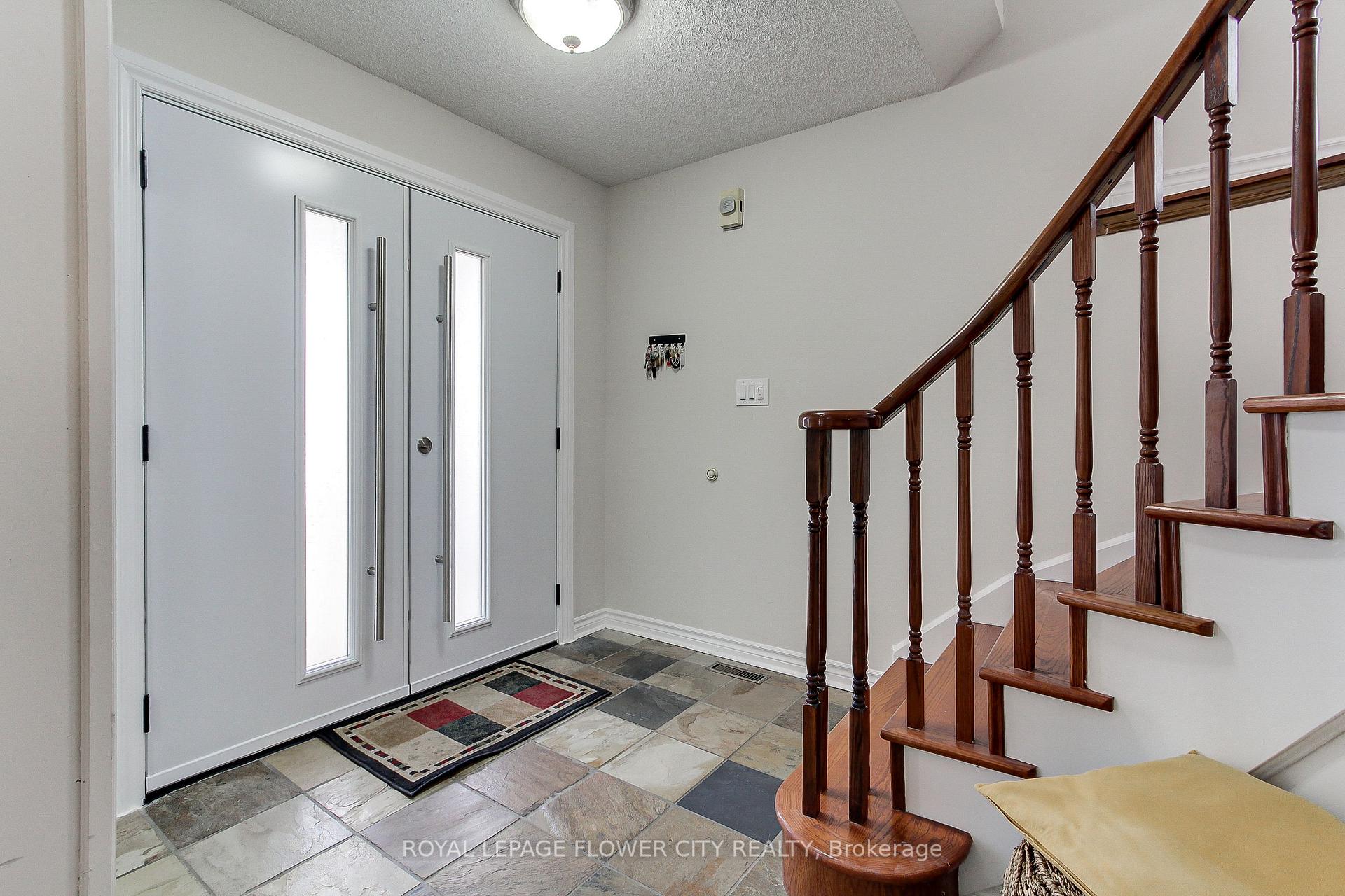 Photo 6 of 6692 Meteor Court, Mississauga, Lisgar — HOMEH