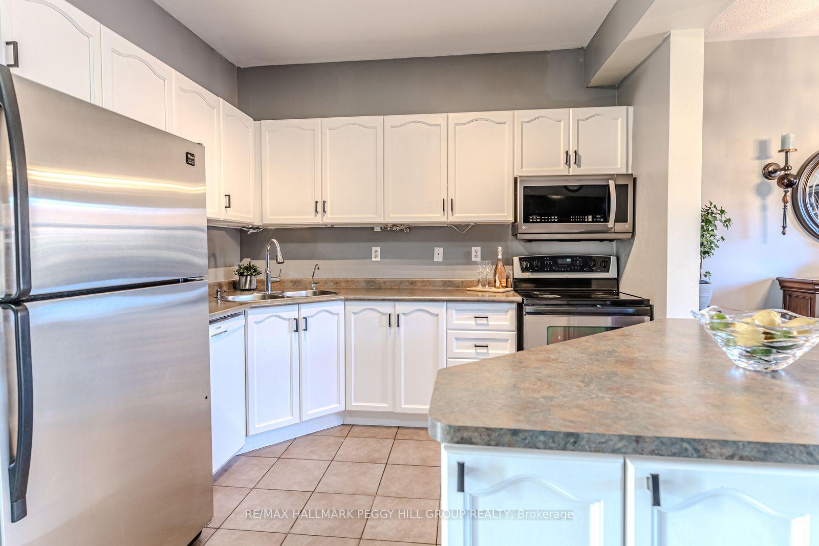 Photo 3 of 17 Bruce Crescent, Barrie, Bayshore — HOMEH