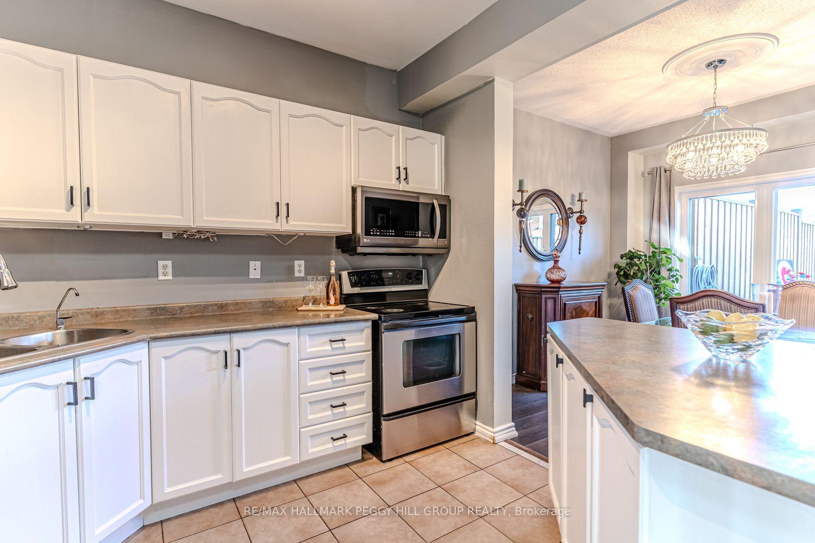 Photo 4 of 17 Bruce Crescent, Barrie, Bayshore — HOMEH