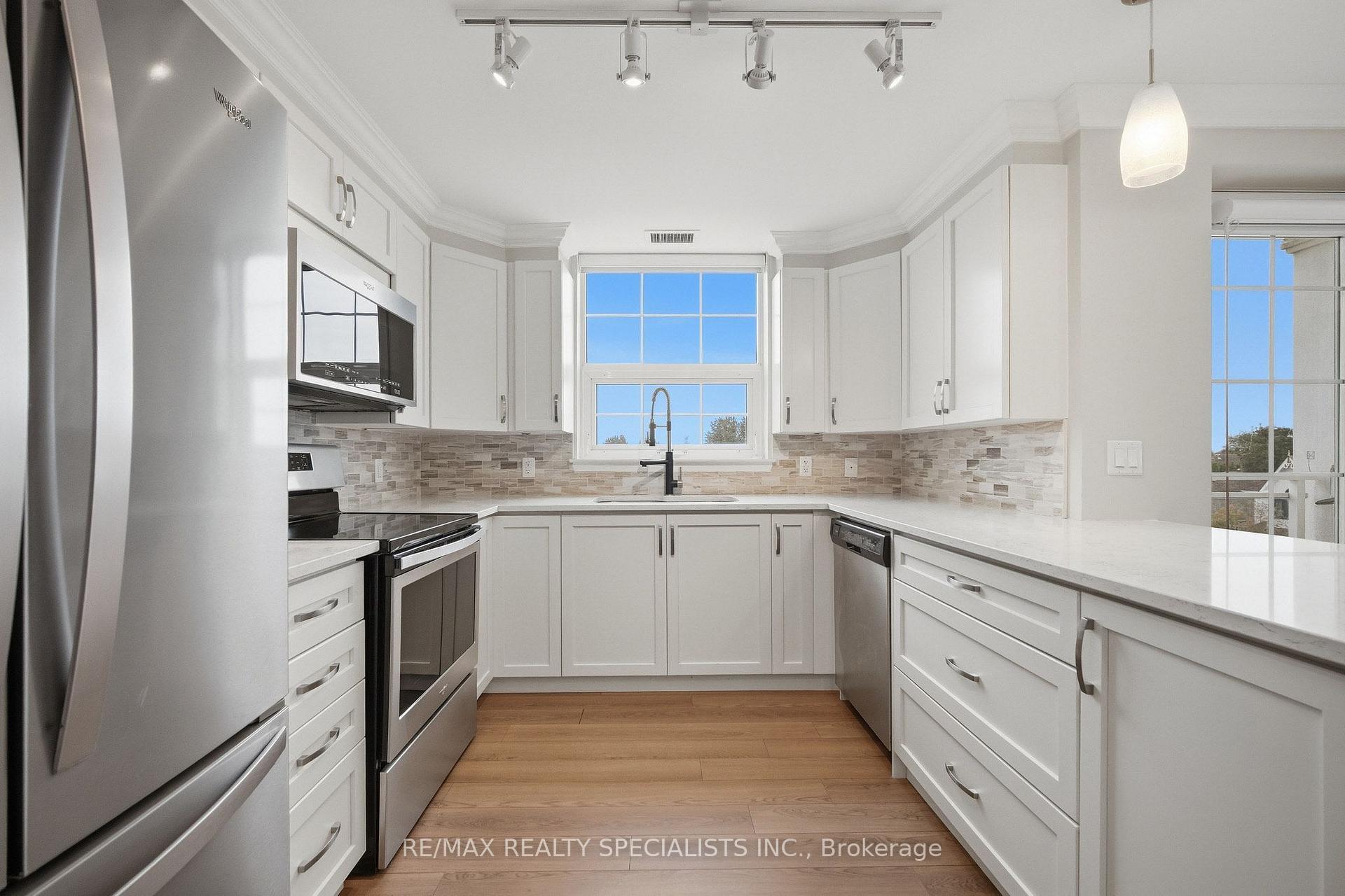 Photo 6 of Unit 304, 21 Brookhouse Drive, Clarington, Newcastle — HOMEH