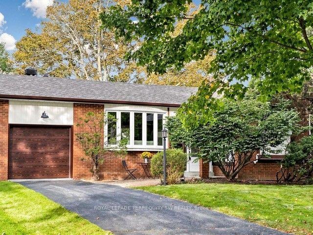 Photo 2 of 12 Sir Pellias Terrace, Markham, Markham Village — HOMEH