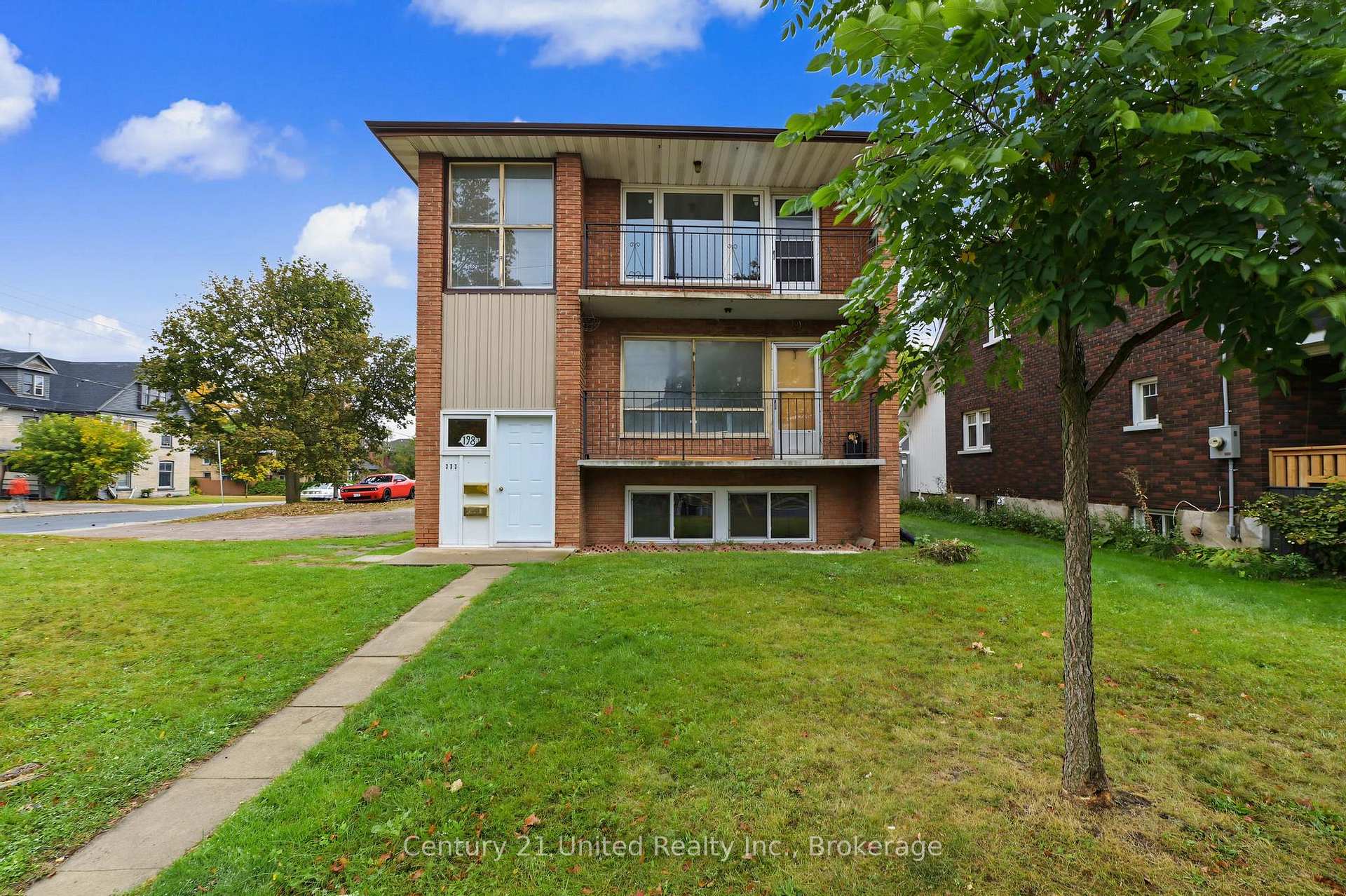 Photo of 198 Aylmer Street N
