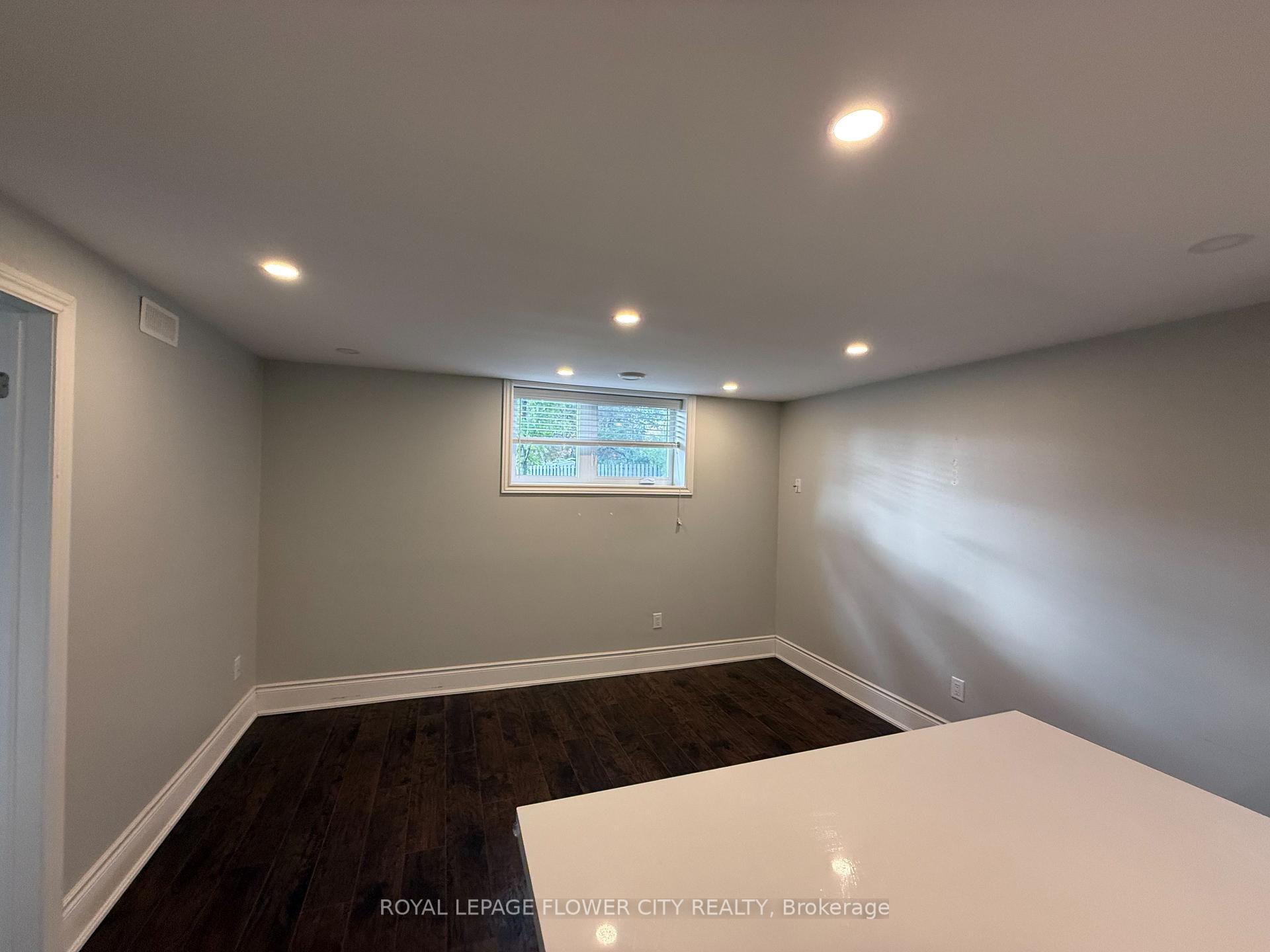 Photo 4 of 66 Ikley Road, North York, York University Heights — HOMEH