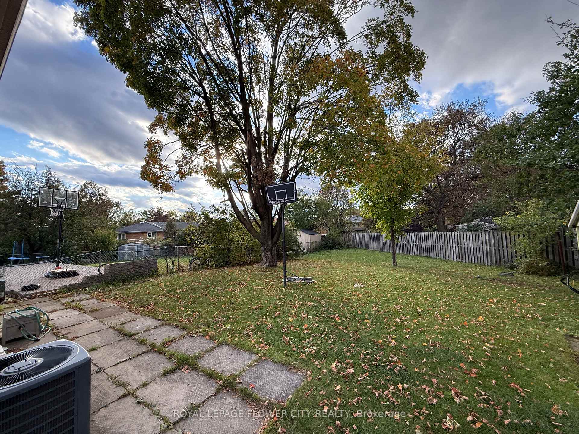 Photo 9 of 66 Ikley Road, North York, York University Heights — HOMEH