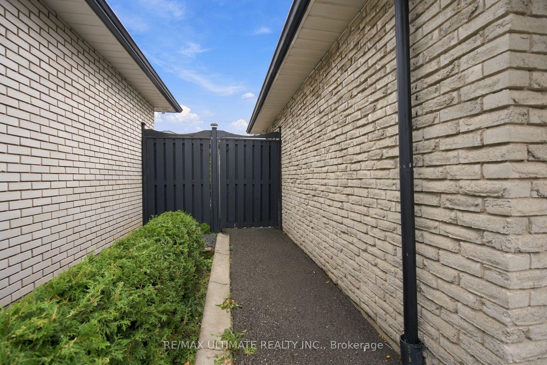 Photo 3 of 7639 Kittridge Drive, Mississauga, Malton — HOMEH