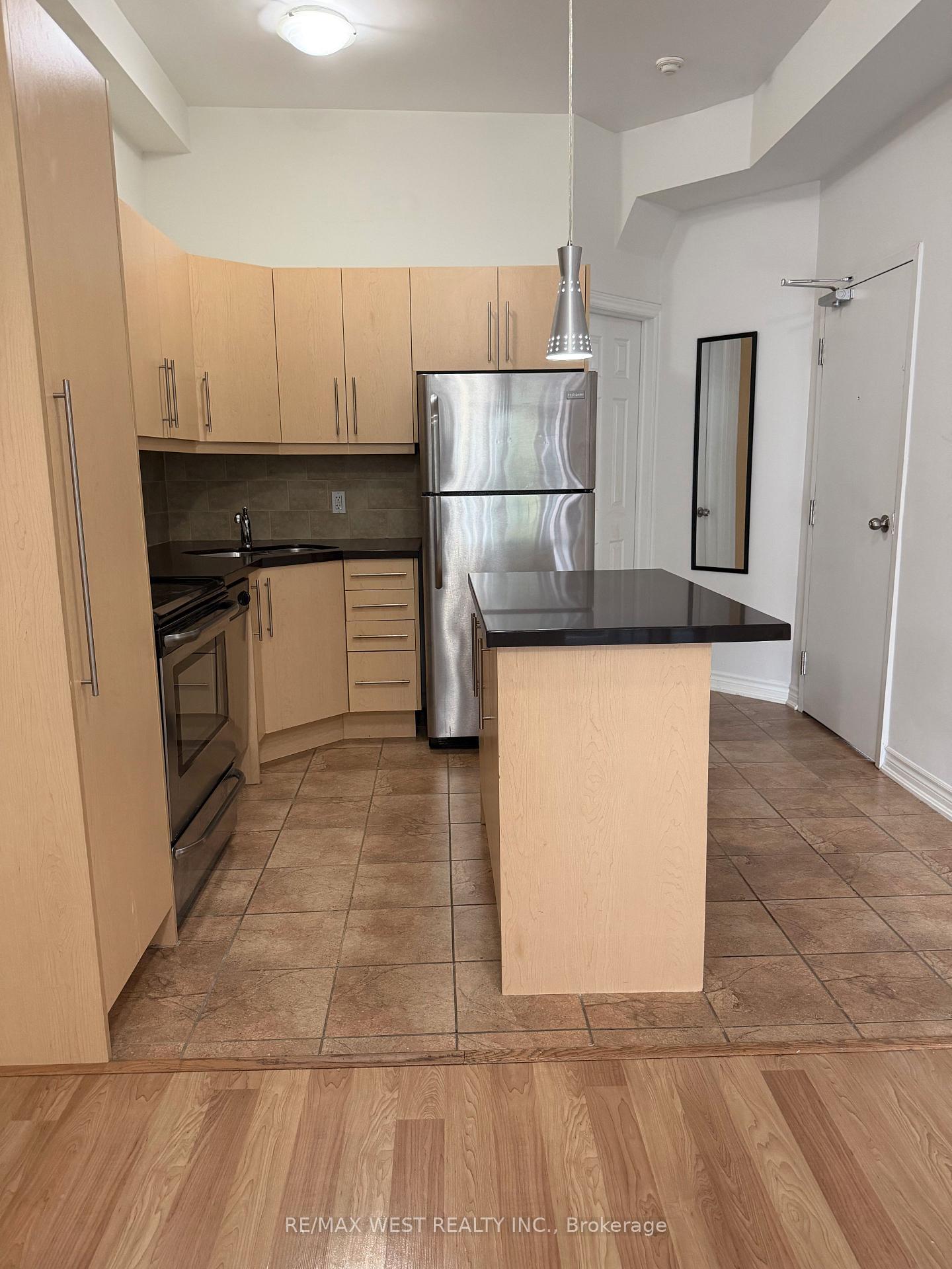 Photo 4 of Unit Upper Unit, 1090A Bloor Street W, Toronto, Dovercourt-Wallace Emerson-Junction — HOMEH