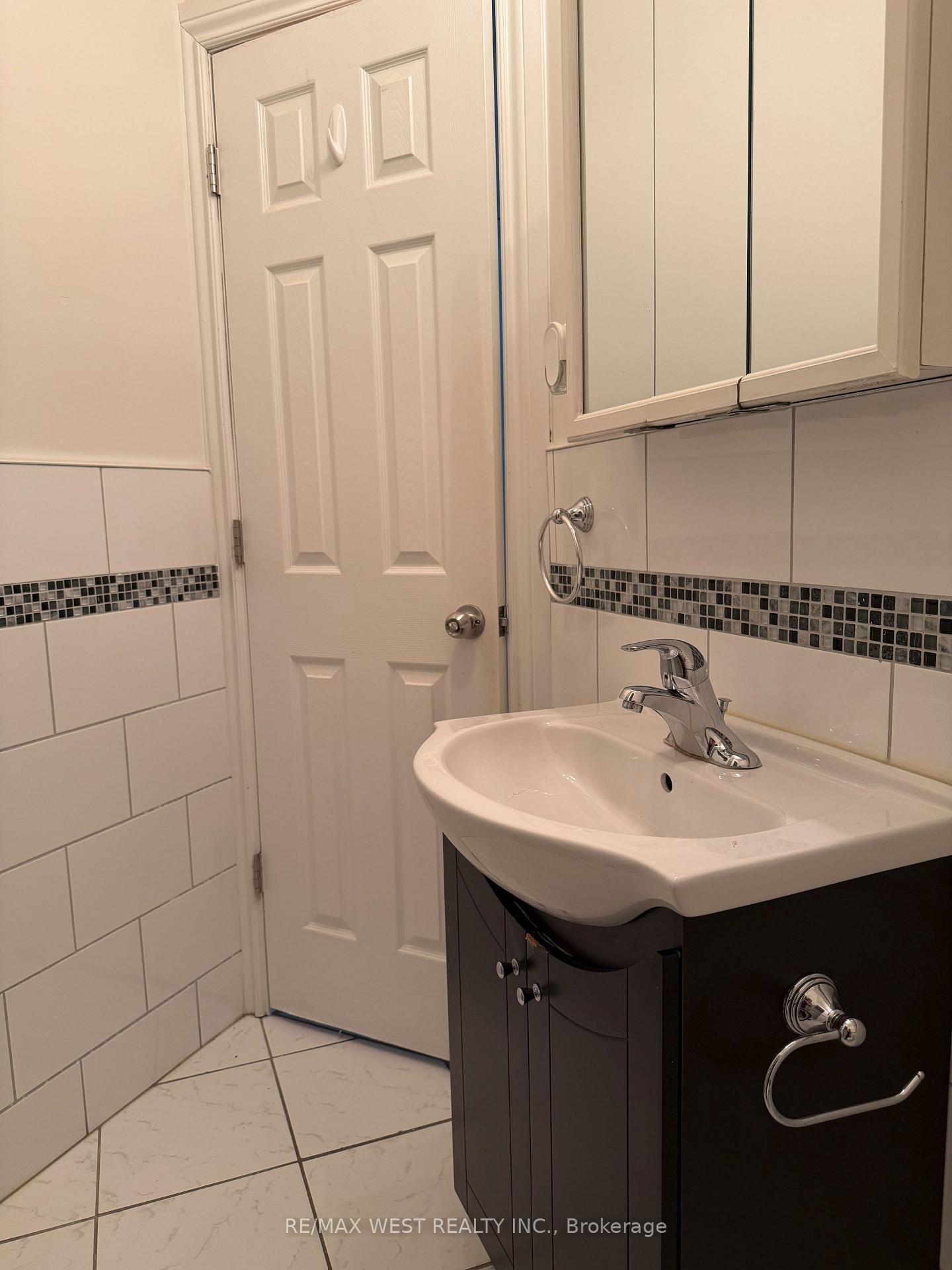 Photo 5 of Unit Upper Unit, 1090A Bloor Street W, Toronto, Dovercourt-Wallace Emerson-Junction — HOMEH