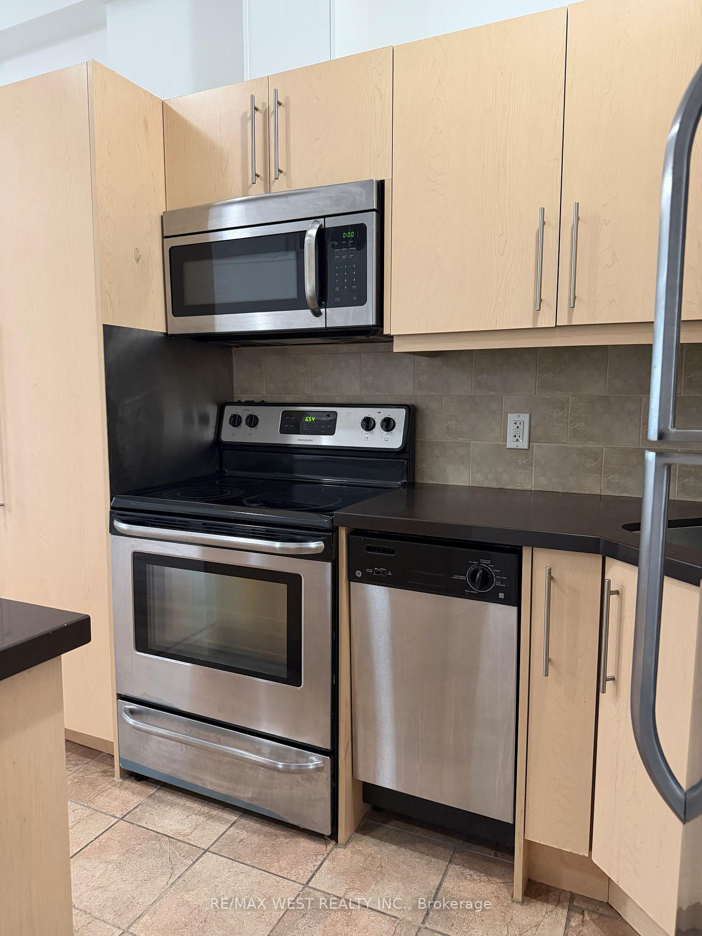 Photo 8 of Unit Upper Unit, 1090A Bloor Street W, Toronto, Dovercourt-Wallace Emerson-Junction — HOMEH