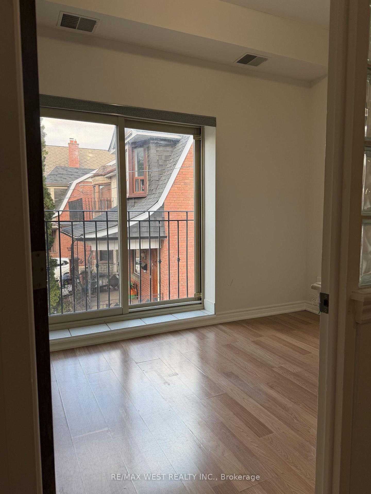 Photo 14 of Unit Upper Unit, 1090A Bloor Street W, Toronto, Dovercourt-Wallace Emerson-Junction — HOMEH