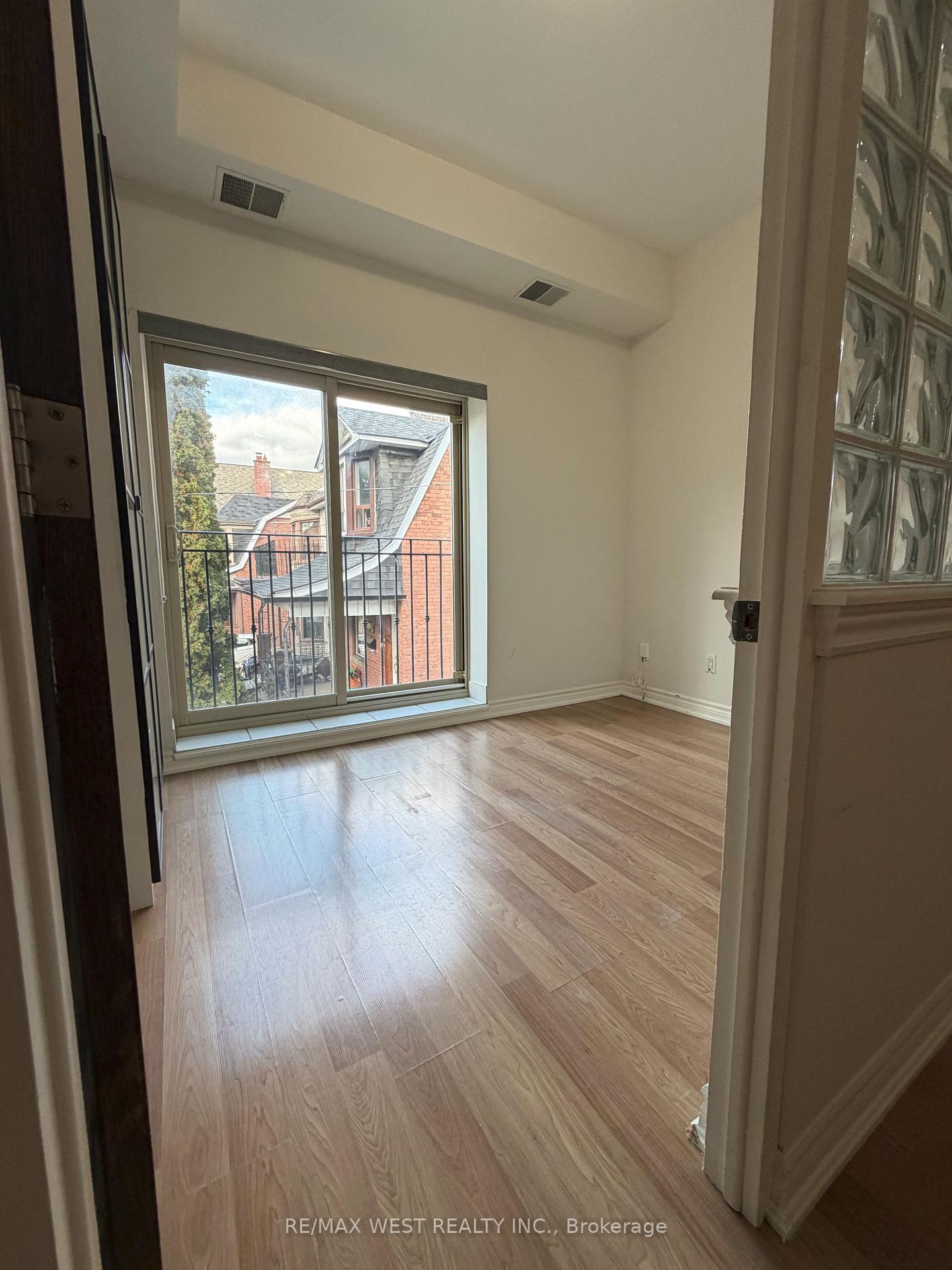 Photo 16 of Unit Upper Unit, 1090A Bloor Street W, Toronto, Dovercourt-Wallace Emerson-Junction — HOMEH