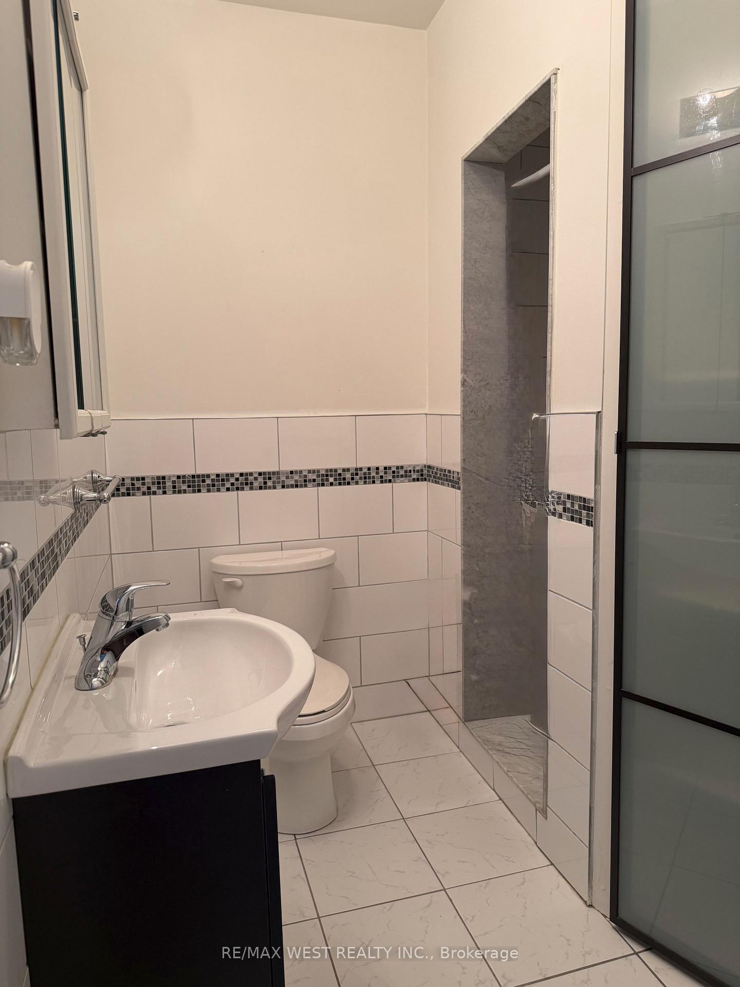 Photo 17 of Unit Upper Unit, 1090A Bloor Street W, Toronto, Dovercourt-Wallace Emerson-Junction — HOMEH