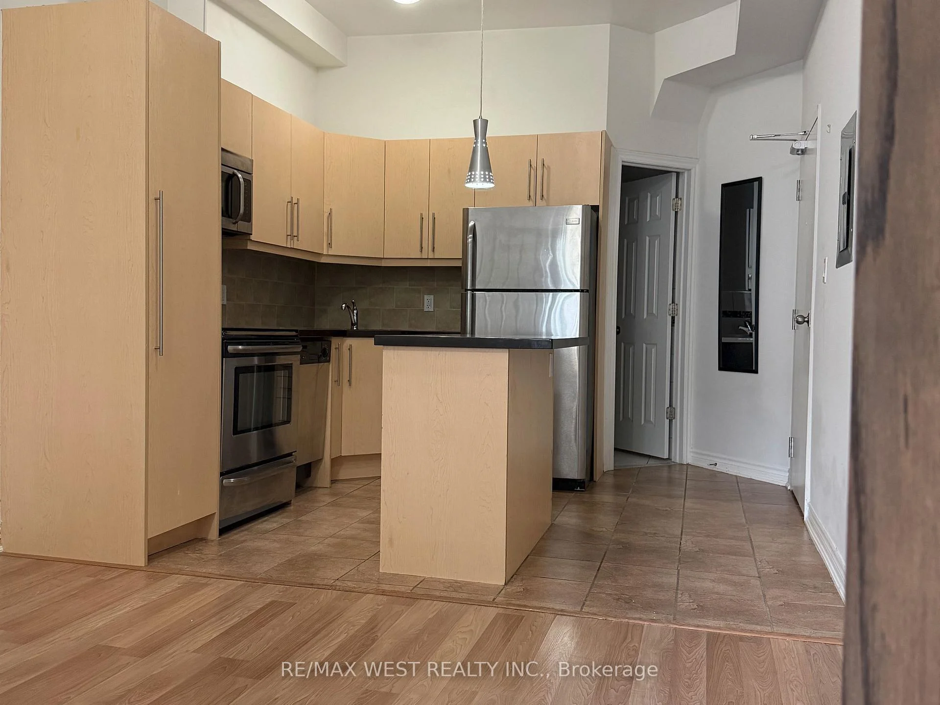 Photo 6 of Unit Upper Unit, 1090A Bloor Street W, Toronto, Dovercourt-Wallace Emerson-Junction — HOMEH