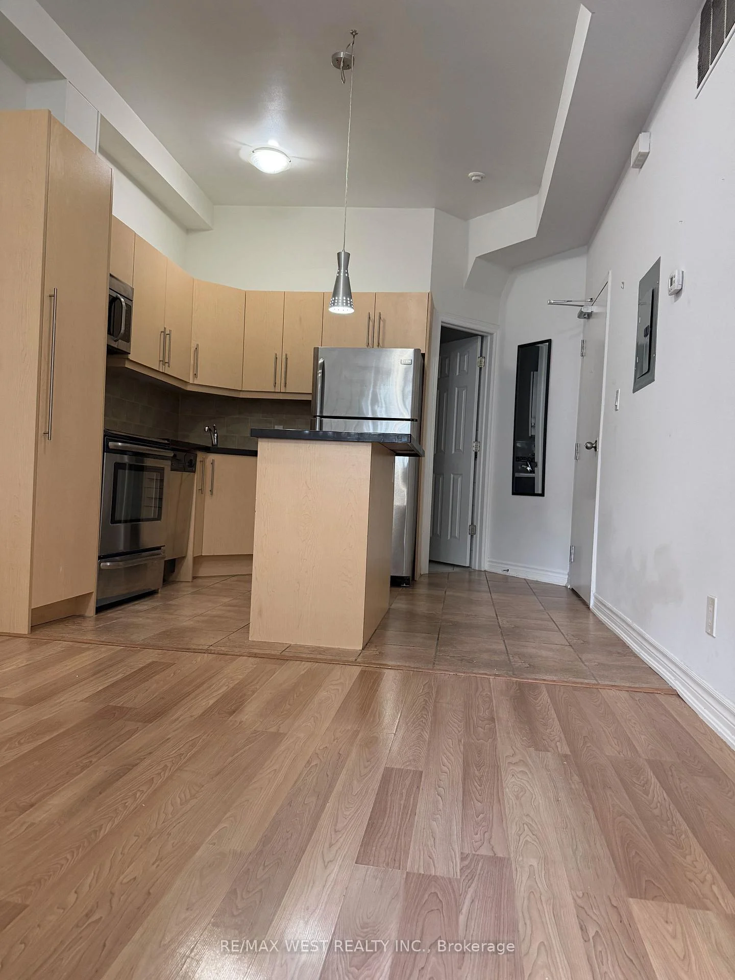 Photo 10 of Unit Upper Unit, 1090A Bloor Street W, Toronto, Dovercourt-Wallace Emerson-Junction — HOMEH