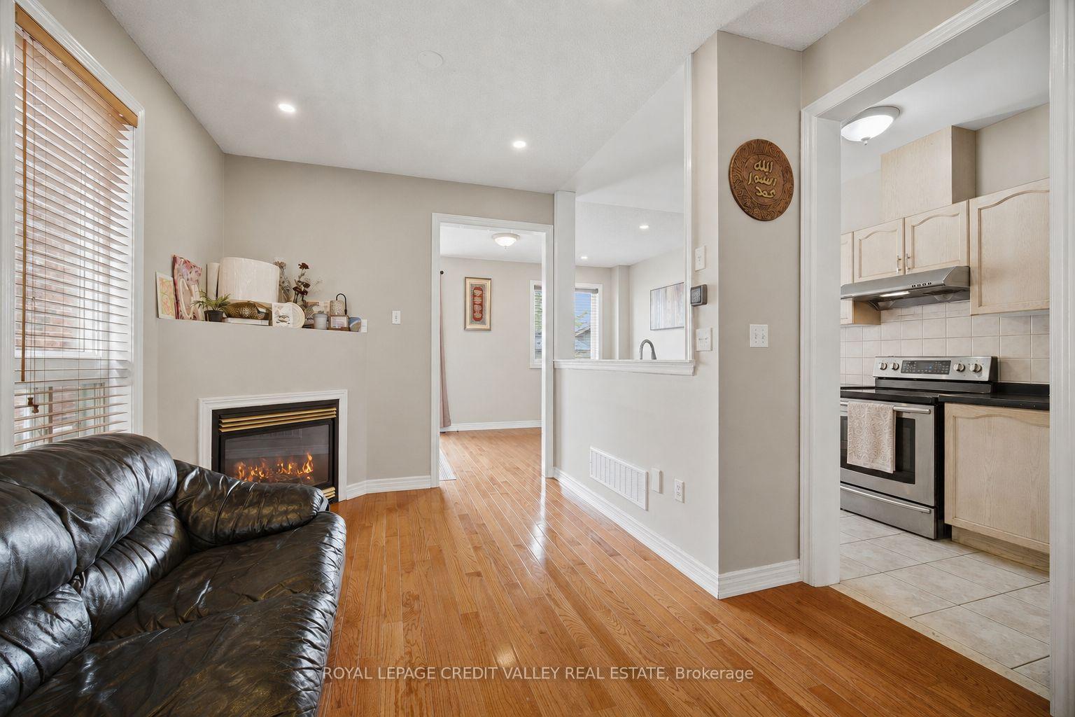 Photo 9 of 7443 Russian Olive Close, Mississauga, Lisgar — HOMEH