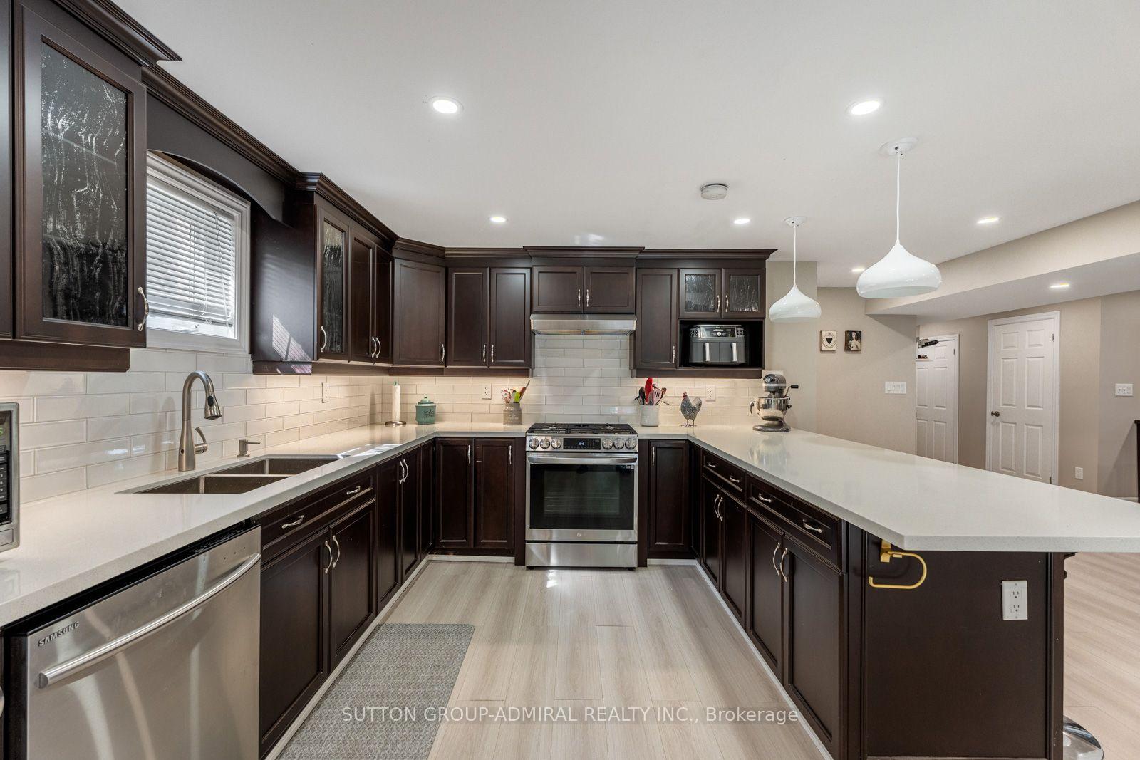Photo 54 of 55 Maverick Crescent, Vaughan, Patterson — HOMEH