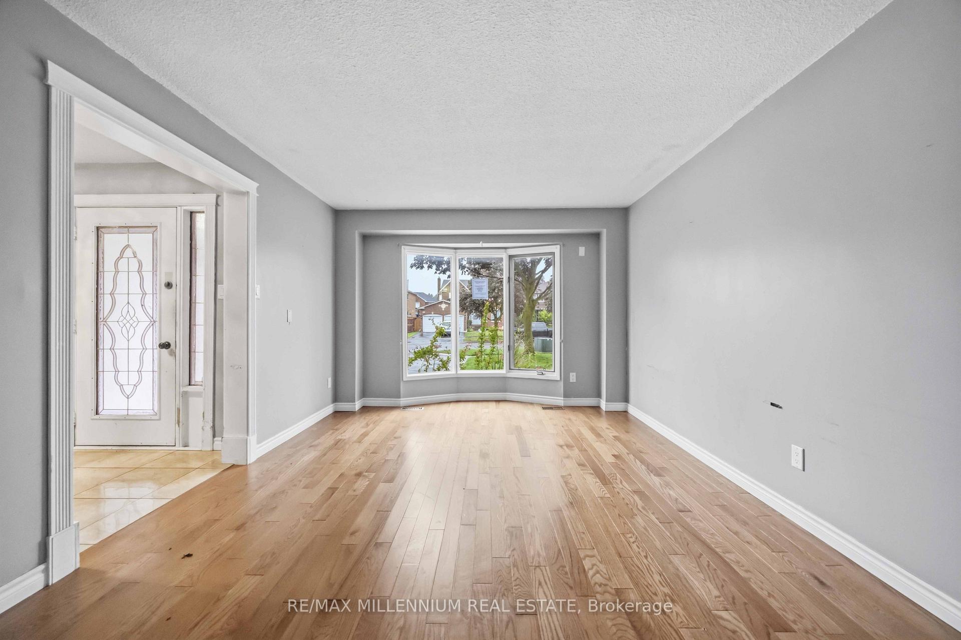 Photo 4 of 113 Glenabbey Drive, Clarington, Courtice — HOMEH
