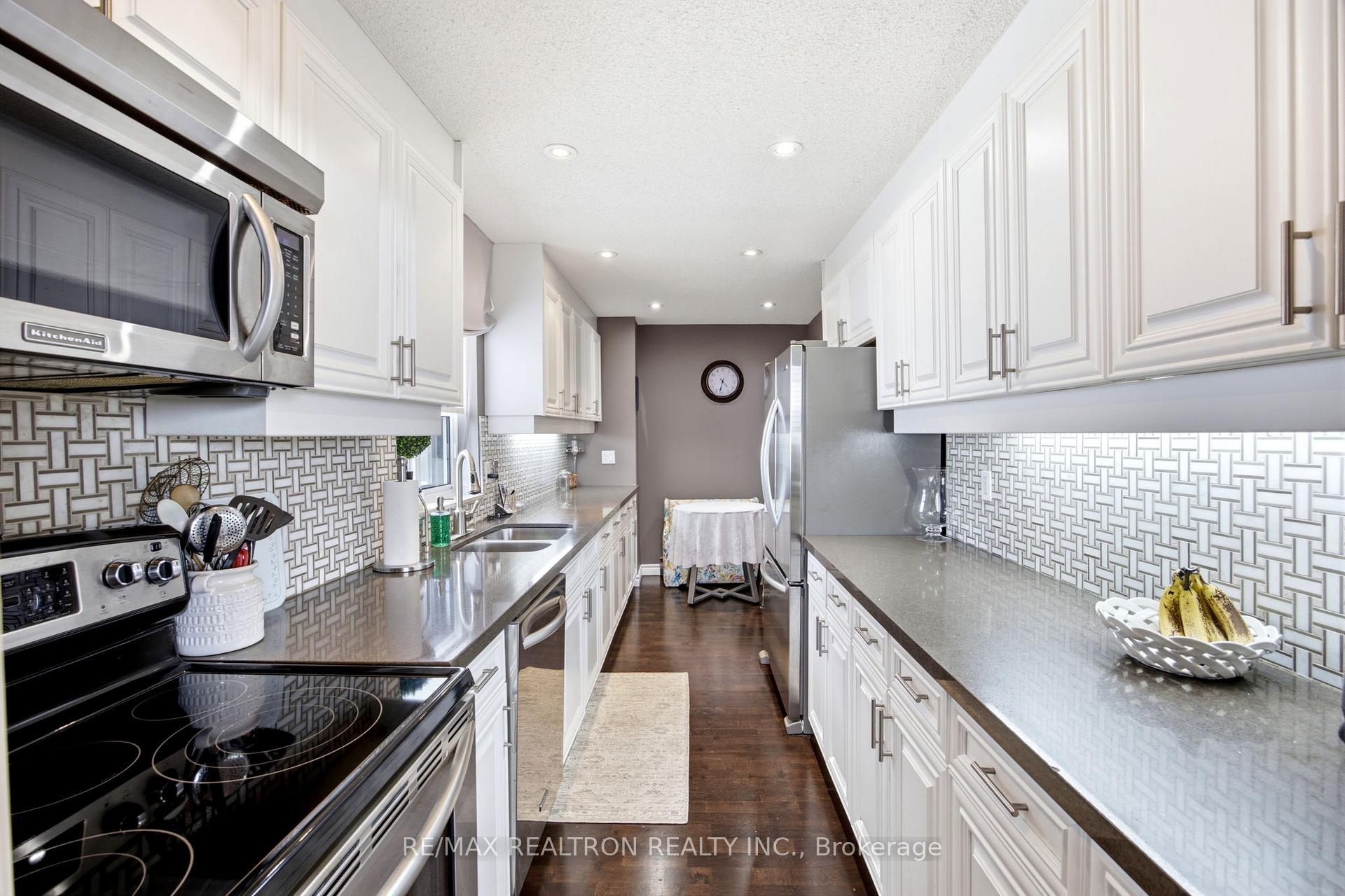 Photo 5 of Unit PH3, 3000 Bathurst Street, Toronto, Englemount-Lawrence — HOMEH