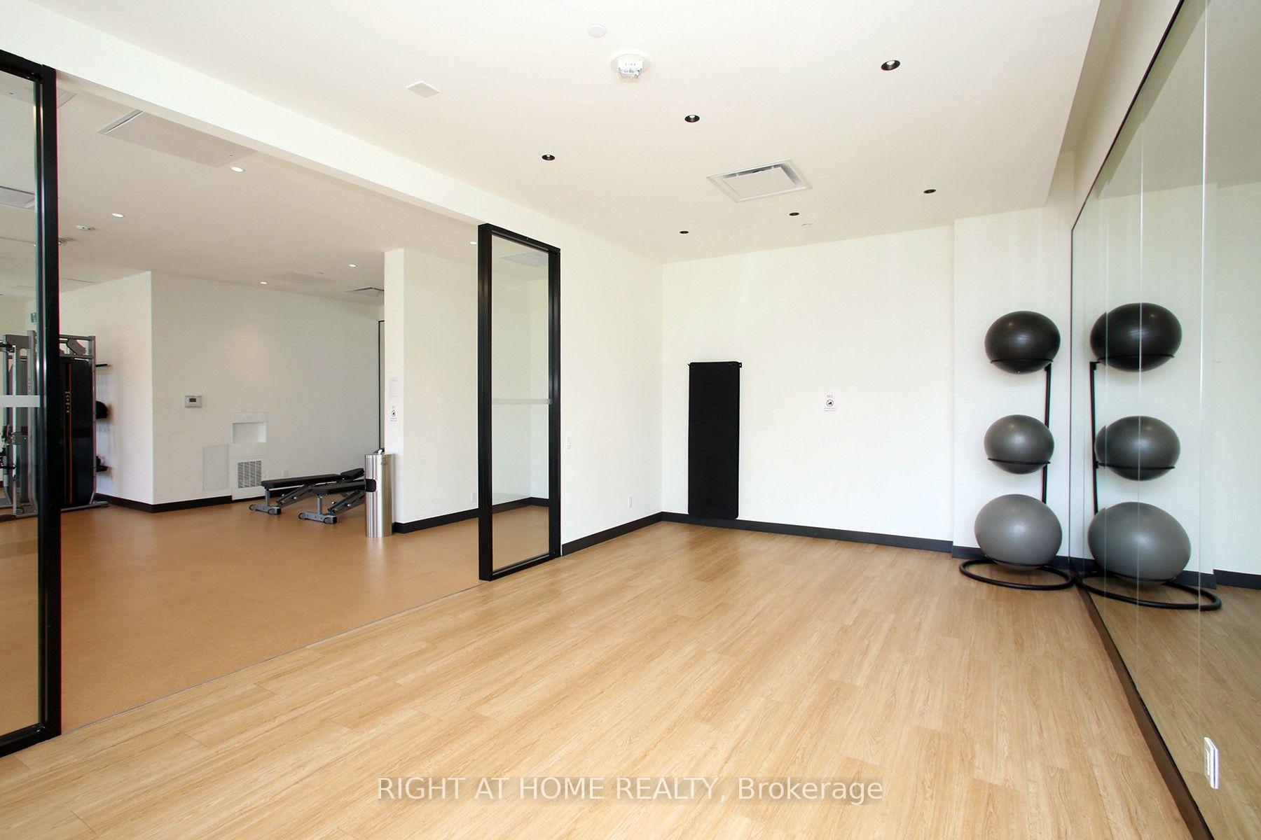 Photo 4 of Unit 513, 6 David Eyer Road, Richmond Hill, Rural Richmond Hill — HOMEH