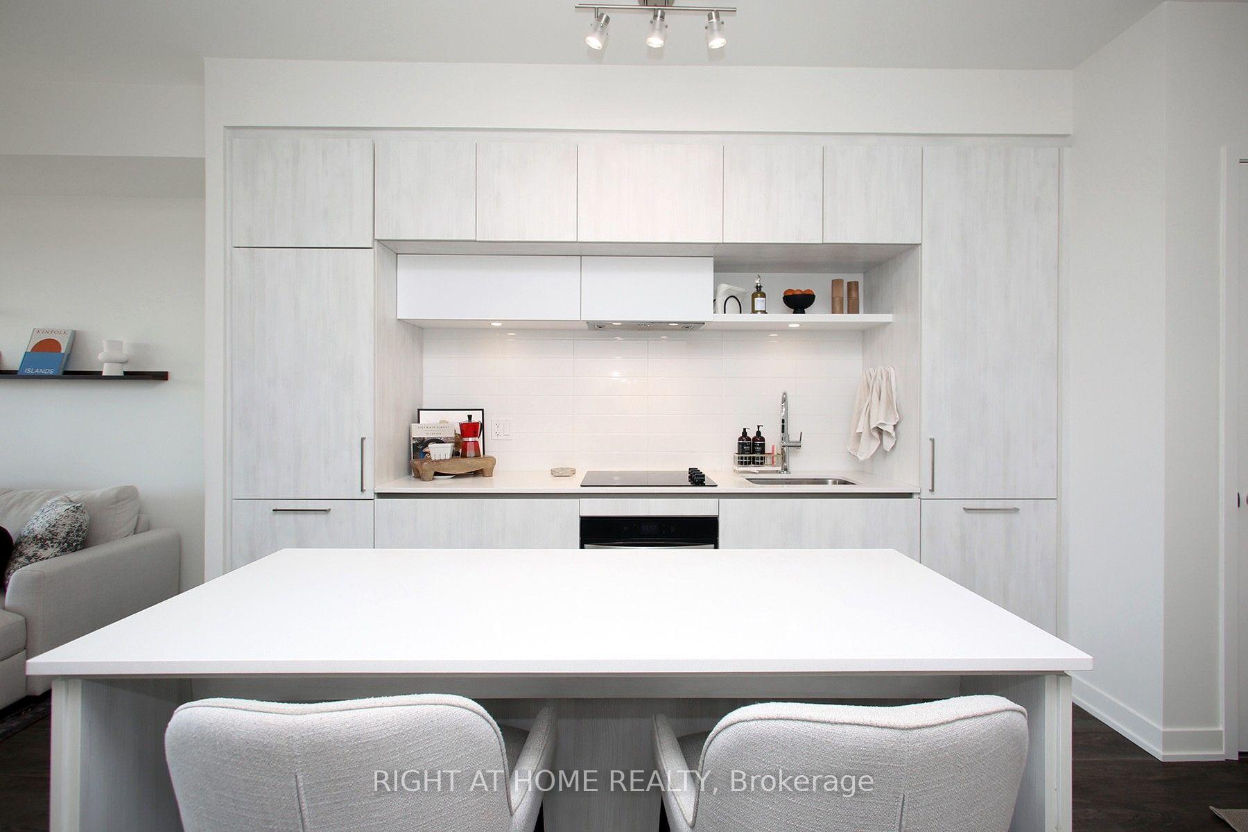 Photo 7 of Unit 513, 6 David Eyer Road, Richmond Hill, Rural Richmond Hill — HOMEH