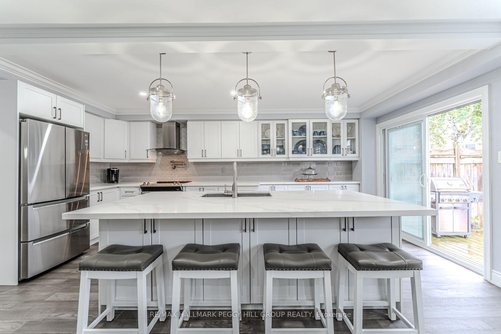 Photo 3 of 170 Thrushwood Drive, Barrie, 400 West — HOMEH