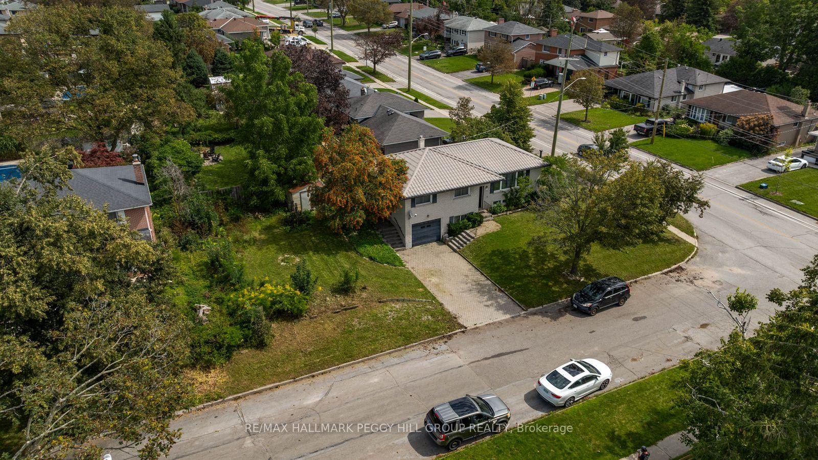 Photo 2 of 3 Blue Mound Drive, Barrie, Wellington — HOMEH