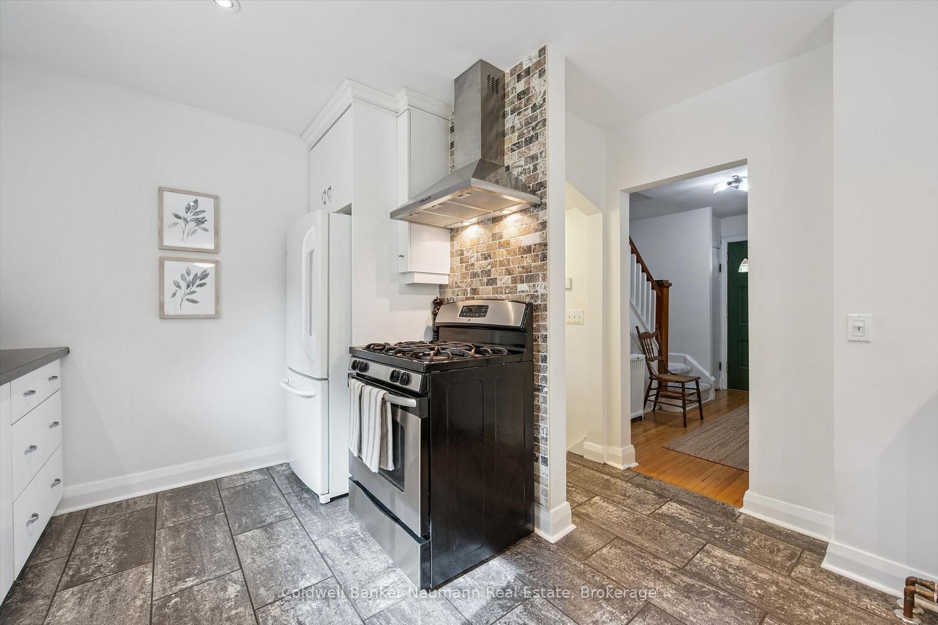 Photo 8 of 68 Albert Street, Guelph, Dovercliffe Park/Old University — HOMEH