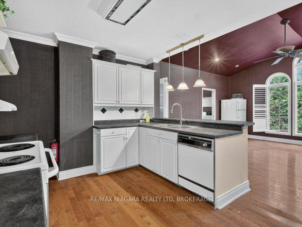 Photo 8 of 4758 Ryerson Crescent, Niagara Falls, Downtown — HOMEH