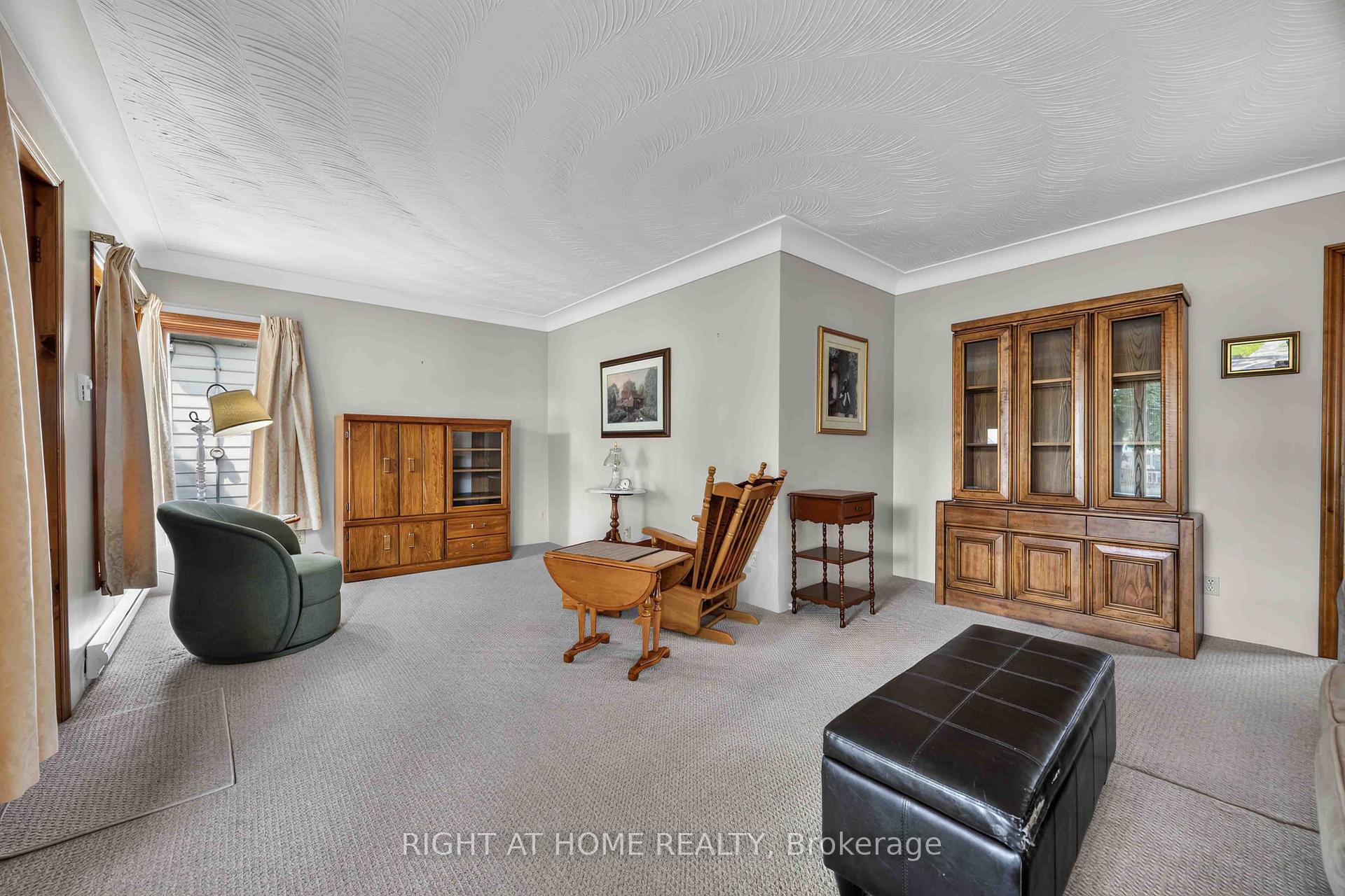 Photo 5 of 208 Ross Avenue, Sarnia — HOMEH