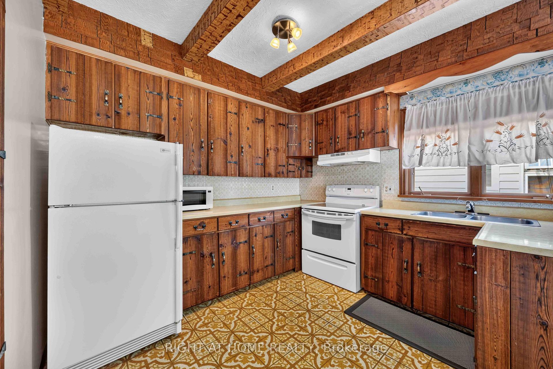 Photo 9 of 208 Ross Avenue, Sarnia — HOMEH