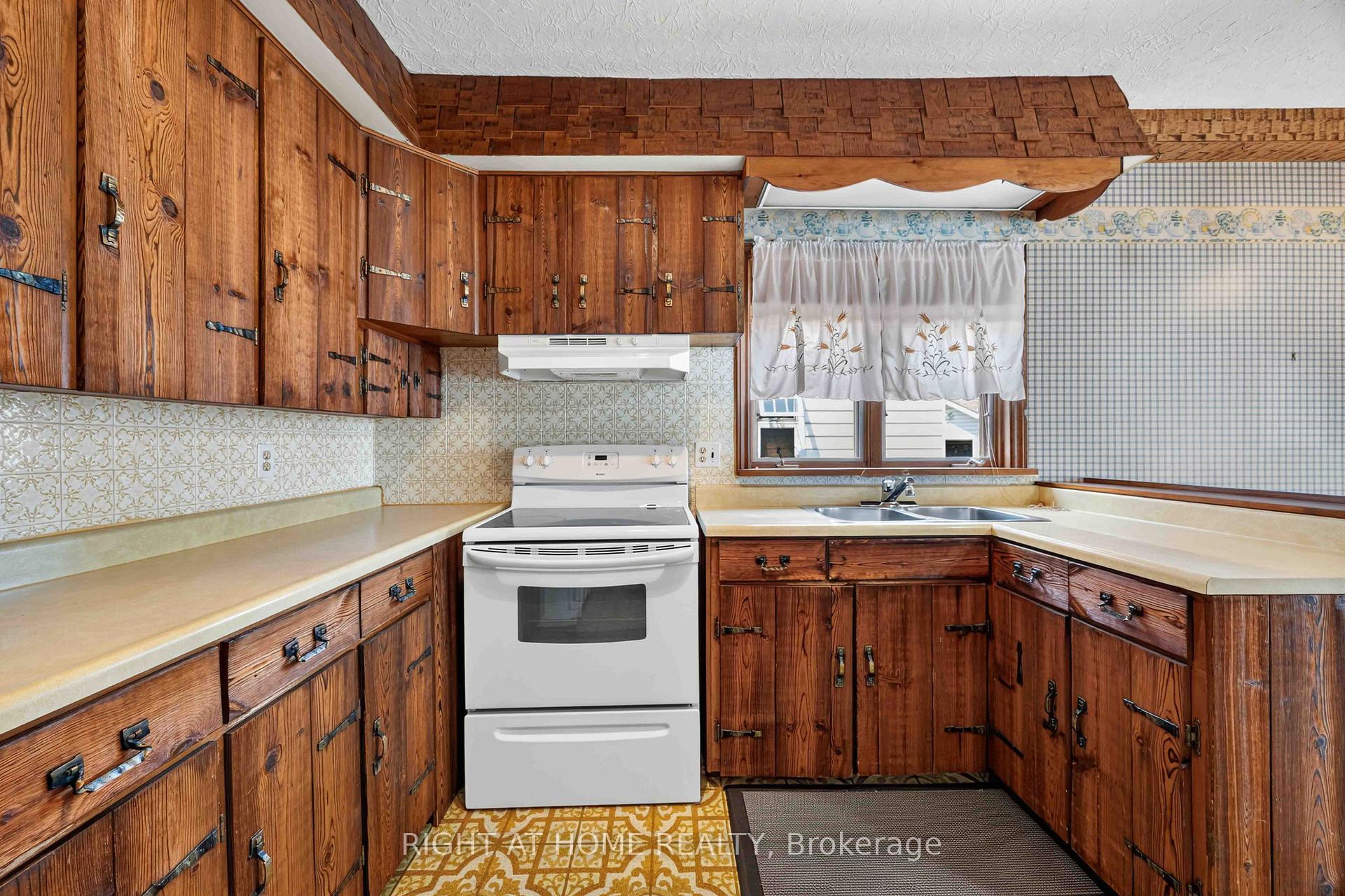 Photo 10 of 208 Ross Avenue, Sarnia — HOMEH