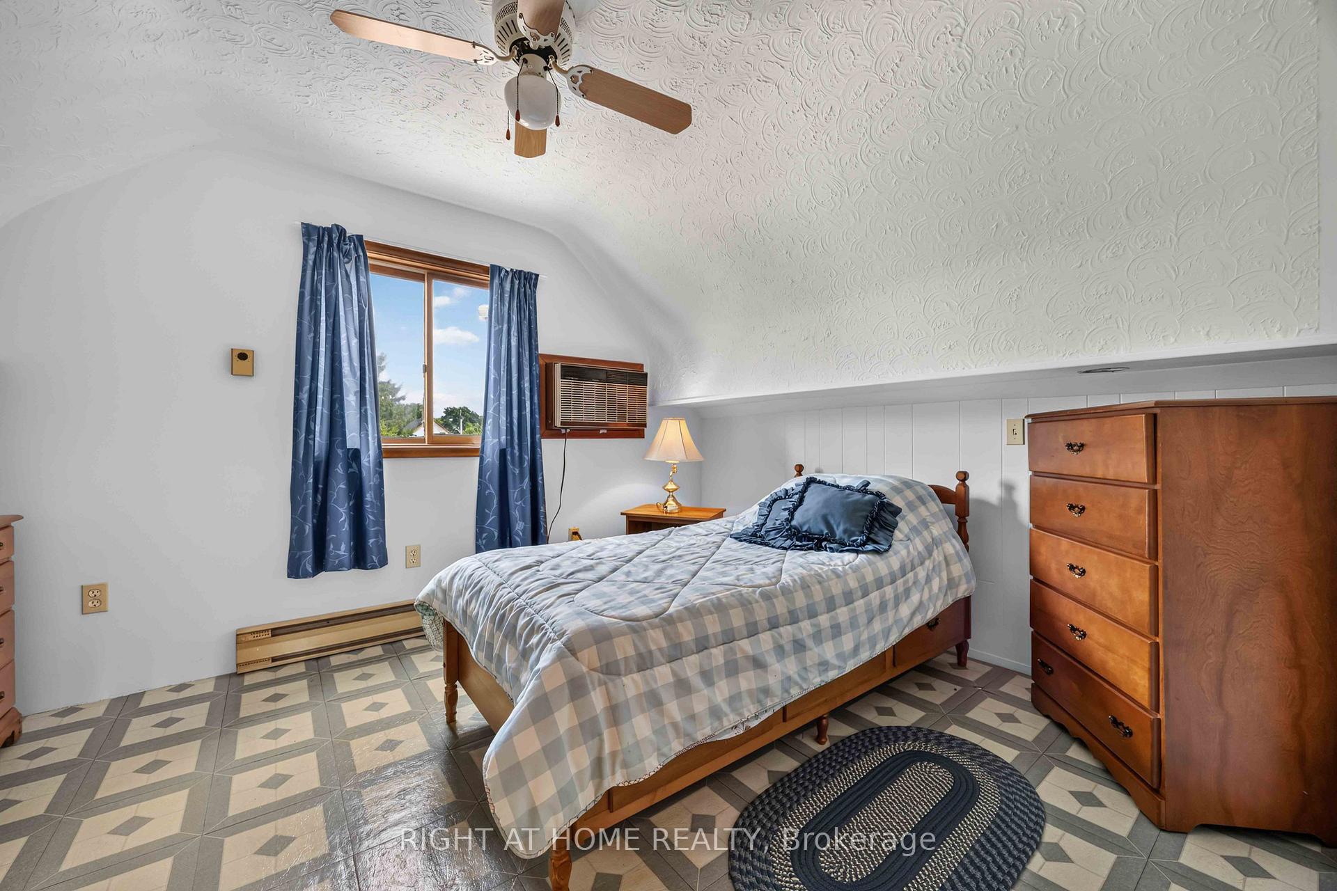 Photo 18 of 208 Ross Avenue, Sarnia — HOMEH